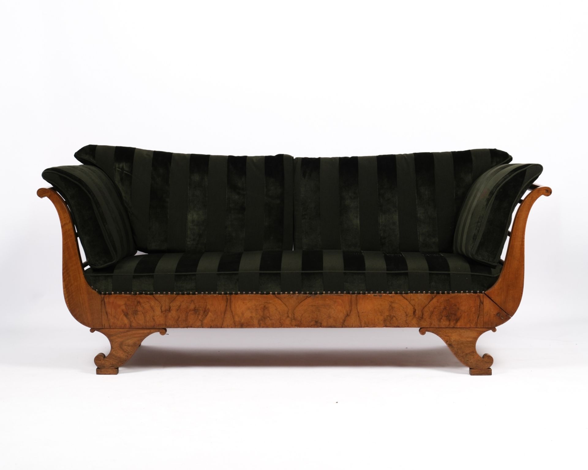 Gepolsterte Sitzbank des Biedermeier aus Haus Parzival, um 1825, Nussbaum, Korpus mit lyraförmig ge