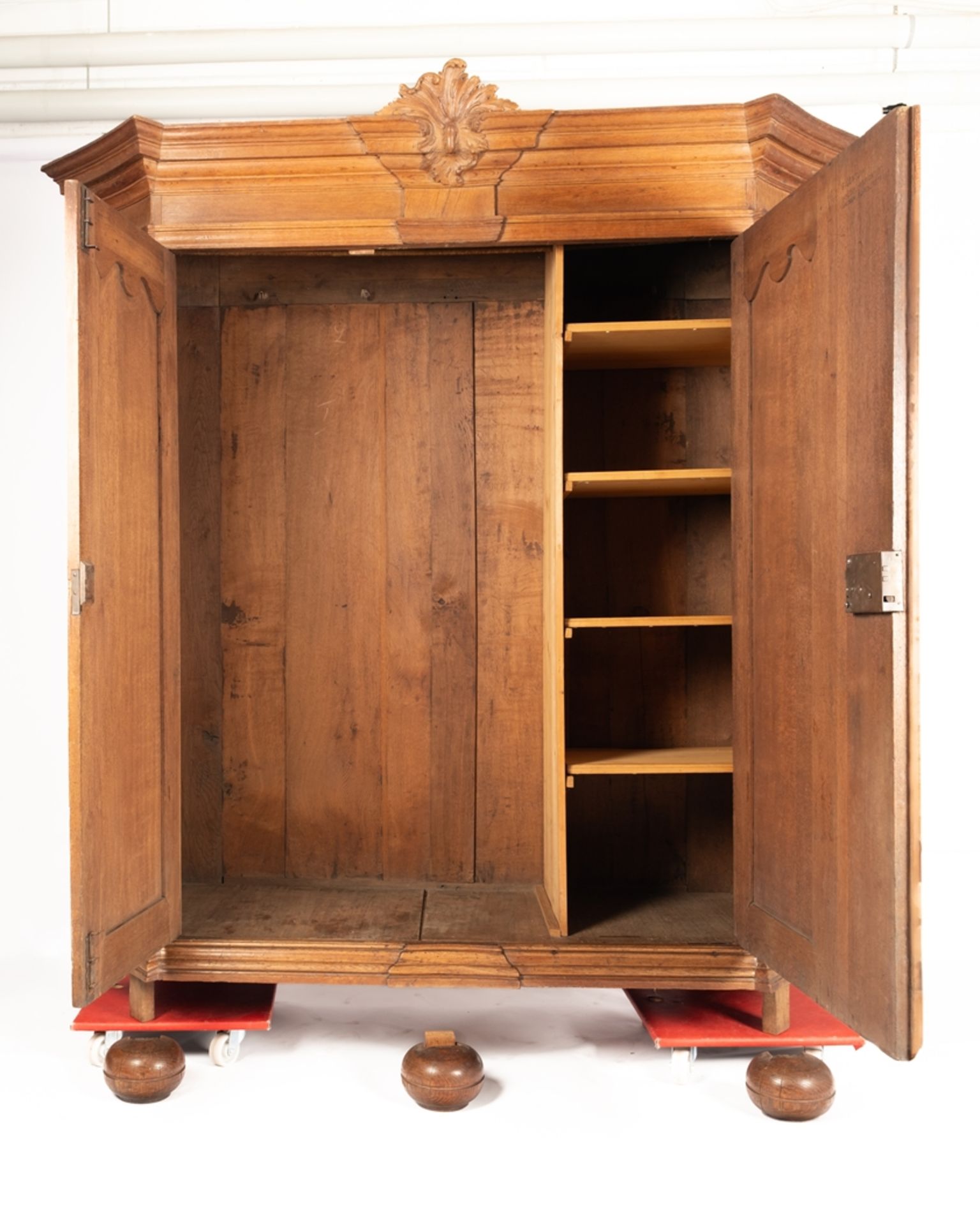 Barocker Dielenschrank, Aachen, 2. Hälfte 18. Jh., Eiche, zweitüriger Korpus mit geschrägten Ecken  - Bild 2 aus 4