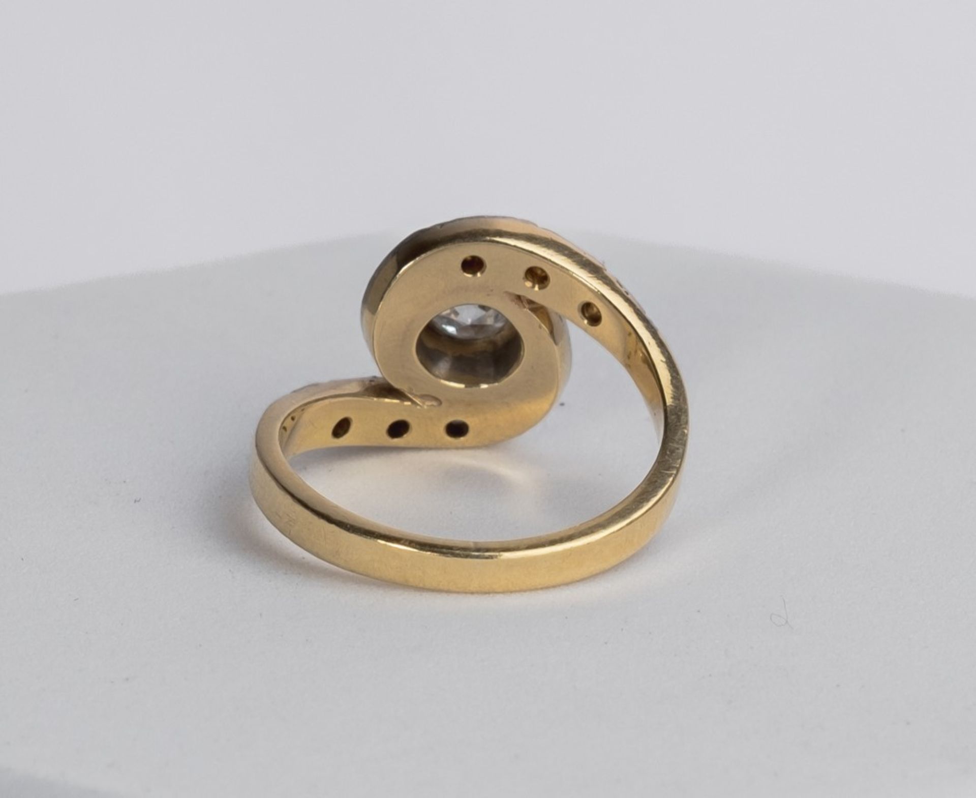 Solitär-Ring, Art Déco, 14kt Gelbgold, Brillant ca. 0.75 ct., 6 kleine Diamanten, ca. 5.6 g, RM 54. - Bild 3 aus 3