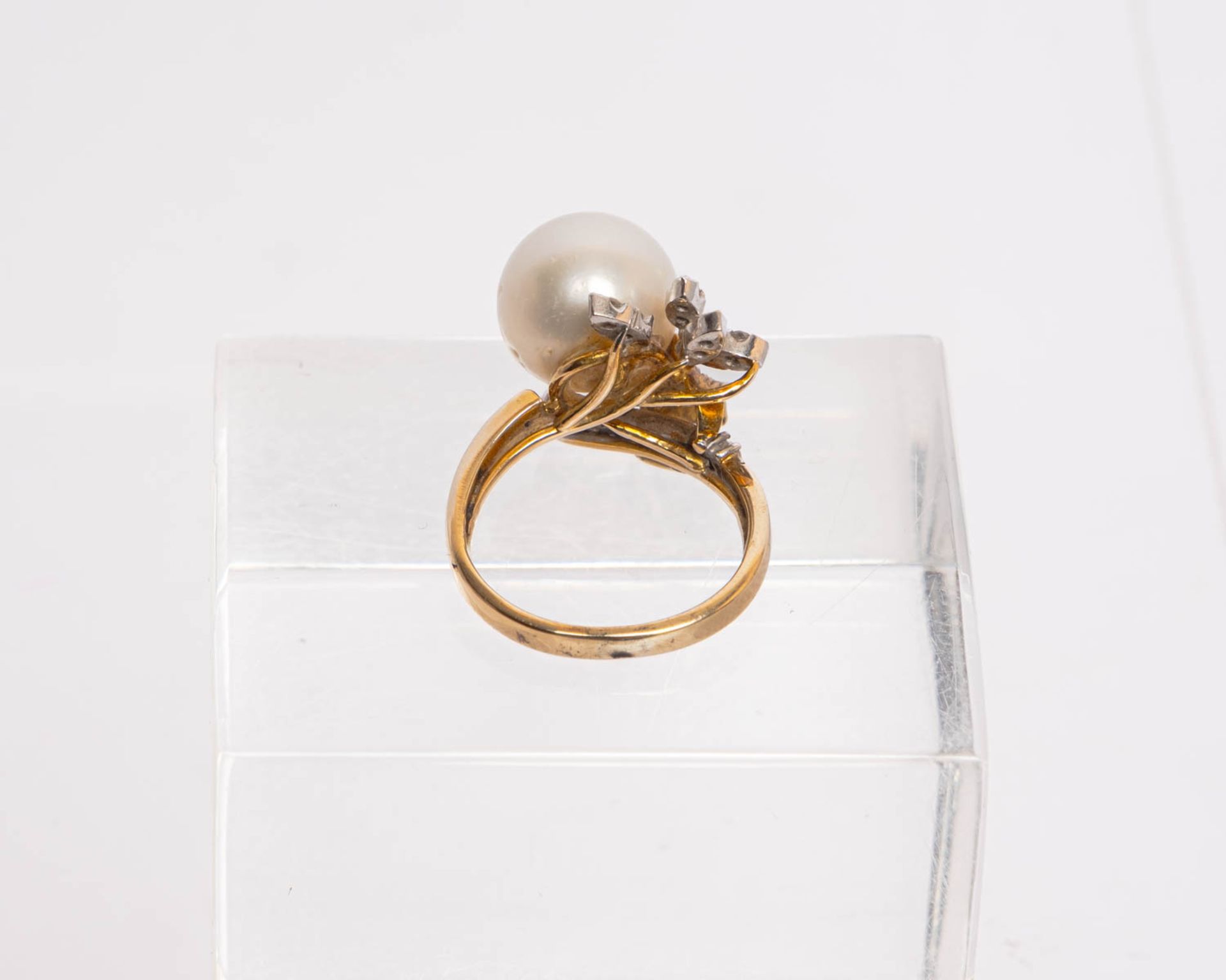 Ring, 18kt Gelbgold, 5 Diamantenbaguettes, runde Diamanten, Perle ø ca. 13 mm, ca. 6.6 g, RM 49 - Bild 3 aus 3