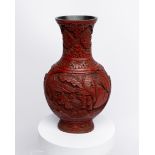 Schnitzlackvase, China, spätes 19. Jh., rot, ovale, gedrückte Form, auf den Flachseiten Medaillons 