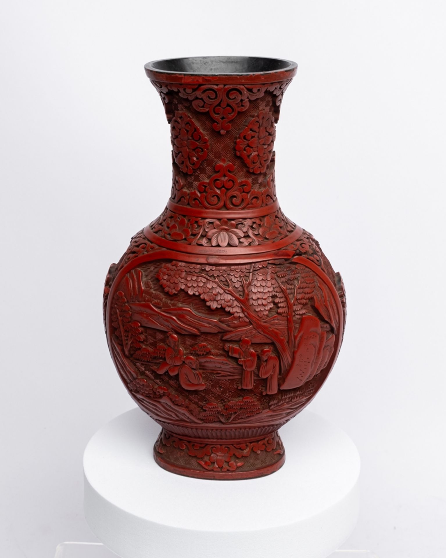 Schnitzlackvase, China, spätes 19. Jh., rot, ovale, gedrückte Form, auf den Flachseiten Medaillons 