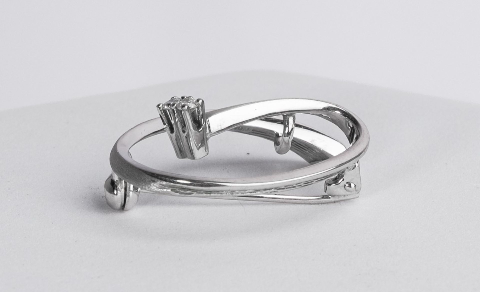 Brosche, 14kt Weißgold, 2 Brillanten, ca. 0.10 ct., ca. 5.7 g - Bild 3 aus 3