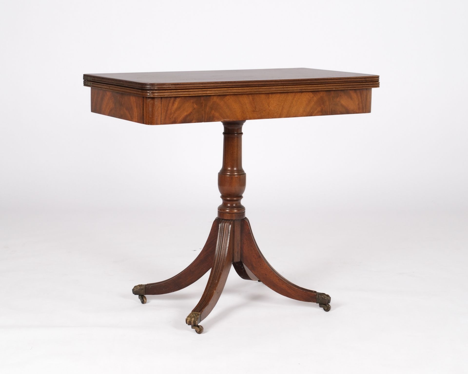 Spieltisch, England, 20. Jh., Mahagoni, Platte dreh- u. aufklappbar, Balusterschaft über vierpassig - Bild 2 aus 5