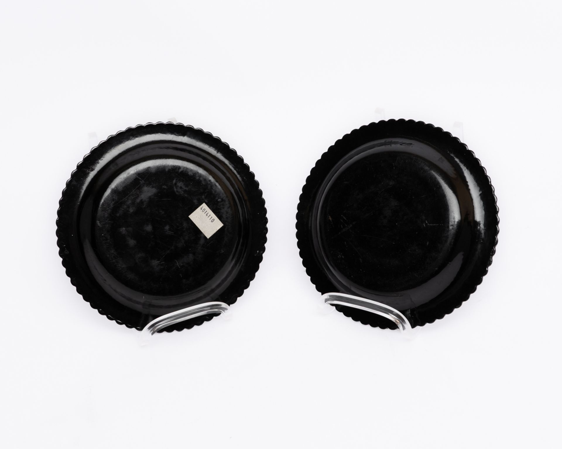 Paar Zierteller, wohl Frankreich, Ende 19. Jh., Pappmaché, Schwarzlack mit figuralem Golddekor im c - Bild 2 aus 2