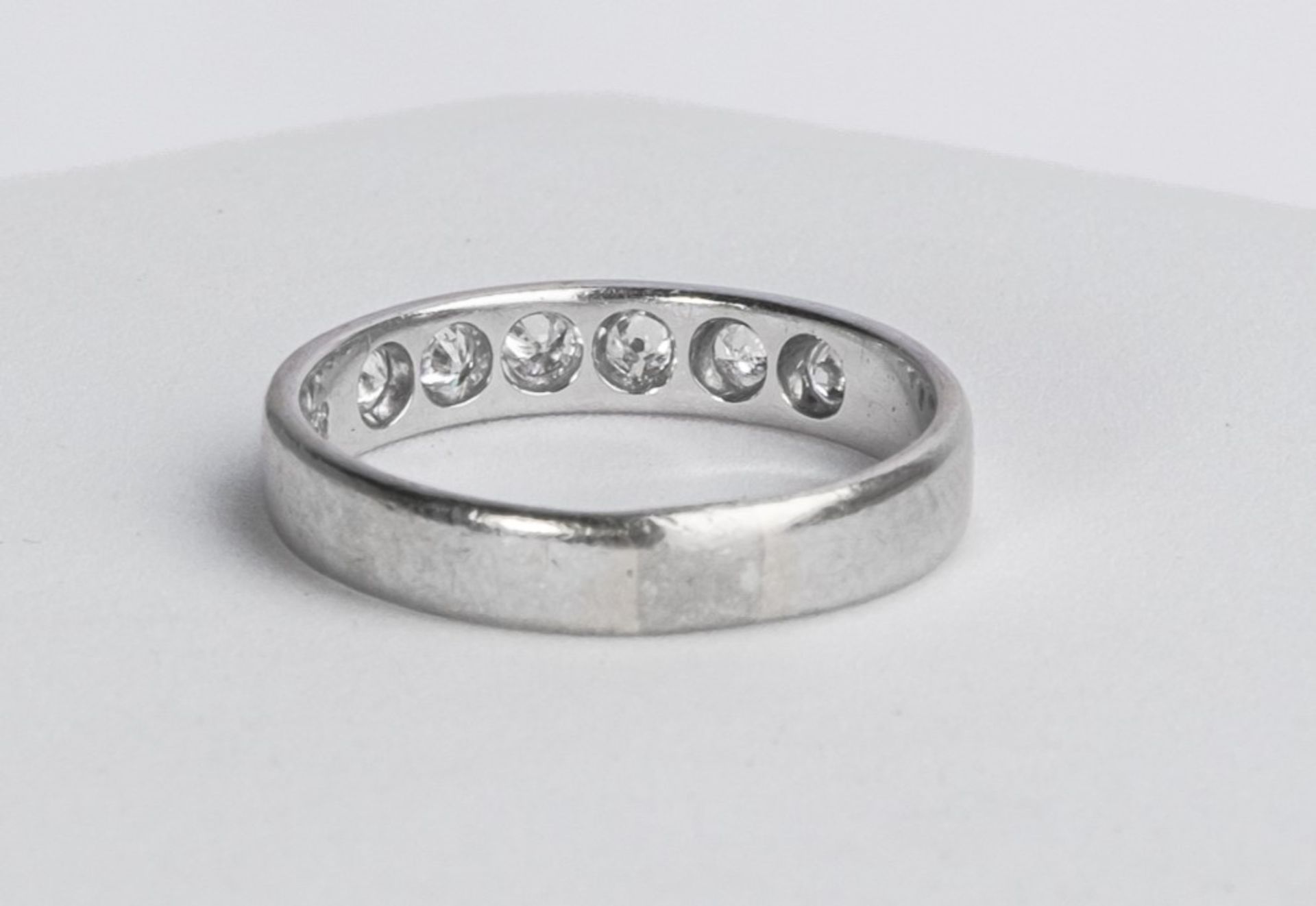 Halbmemoire-Ring, 14kt Weißgold, 6 Brillanten zus. ca. 0.36 ct., ca. 3.2 g, RM 58 - Bild 2 aus 3