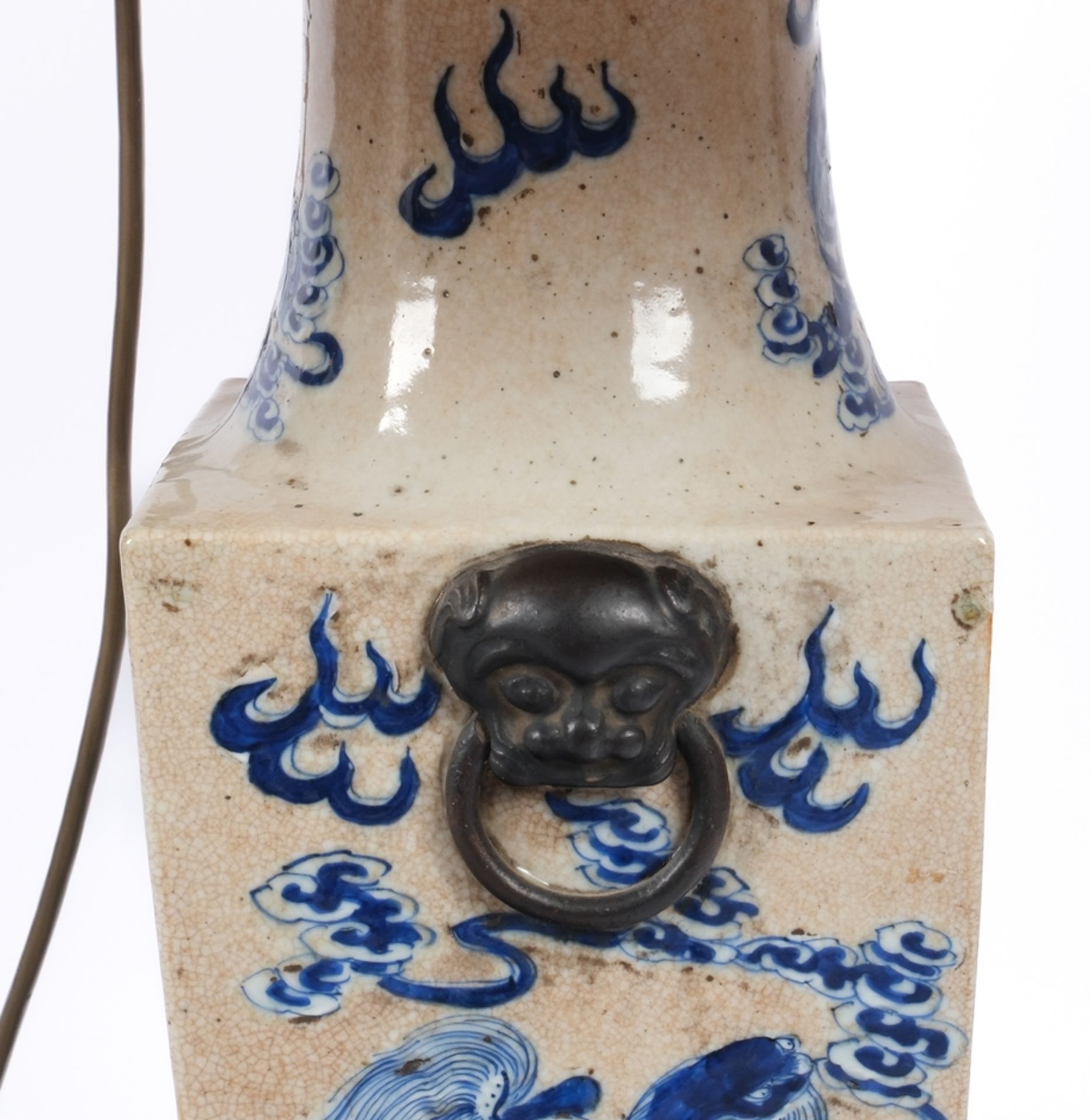 Salonlampe, 20. Jh., unter Verwendung einer vierkantigen Porzellanvase aus China, spätes 19. Jh., b - Bild 3 aus 4