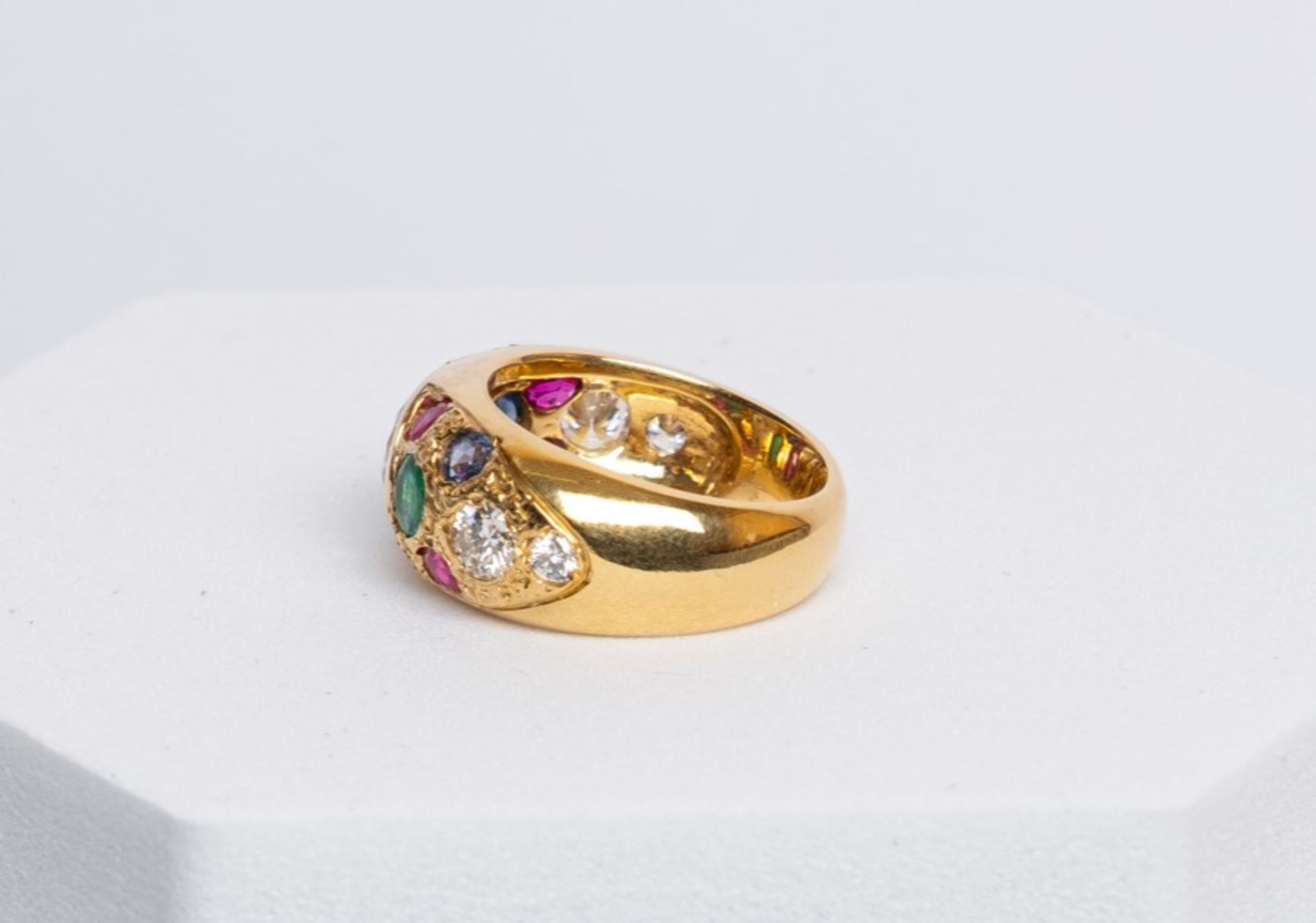 Ring, 18kt Gelbgold, Brillant ca. 1.0 ct., 6 kleinere Brillanten, zus. ca. 0.60 ct., 4 Rubine, 2 Sm - Bild 2 aus 3