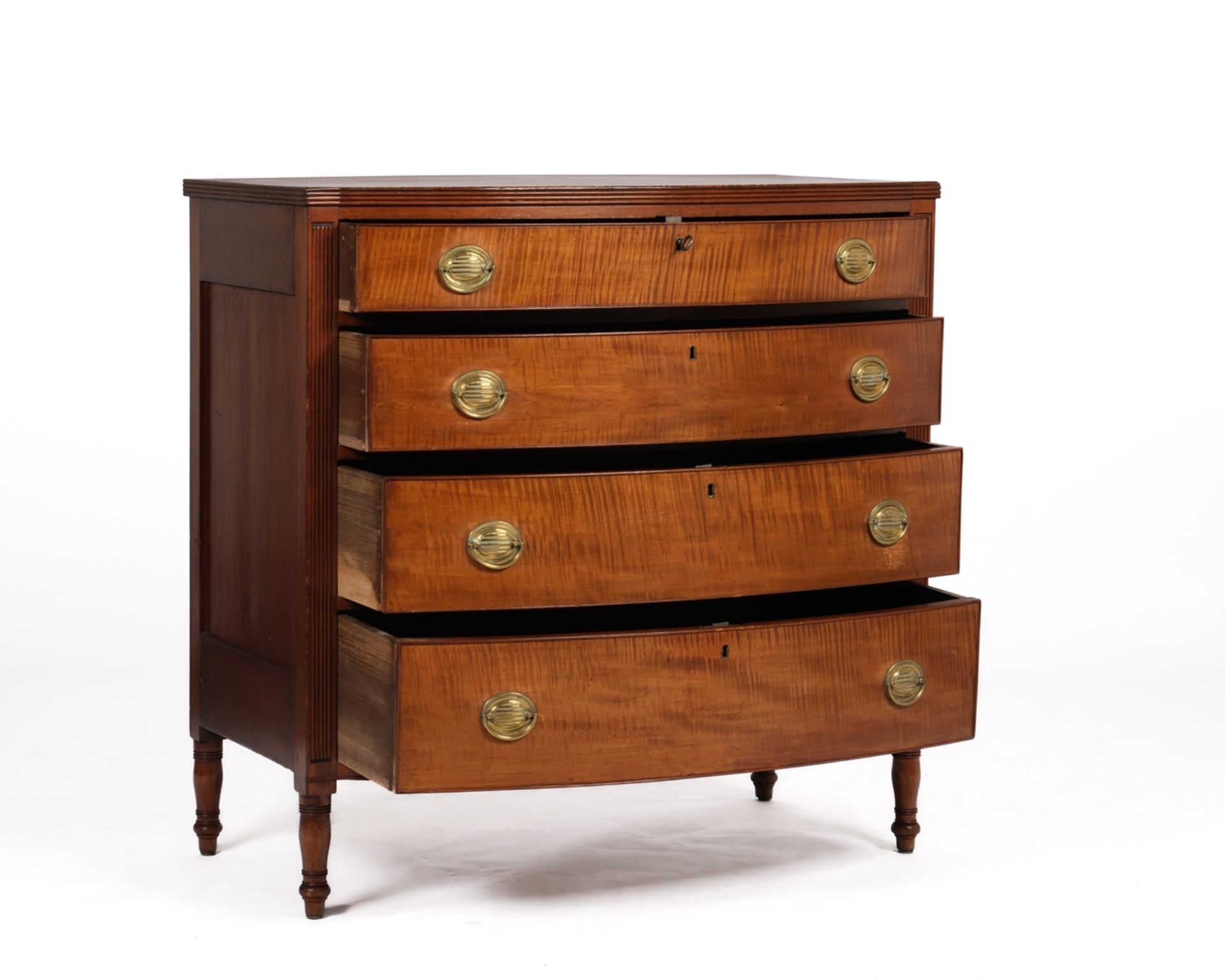 Kommode, England, um 1900, Mahagoni geflammt, vierschübiger Korpus mit gebogter Front auf Balusterf - Bild 3 aus 4