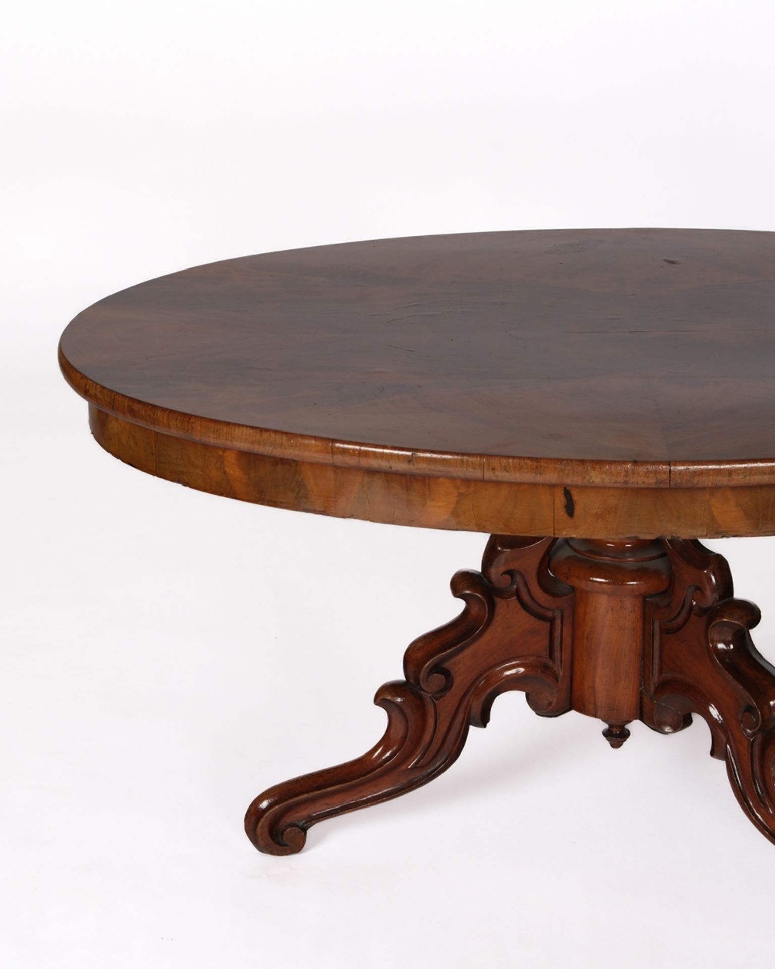 Ovaler Couchtisch, Gründerzeit, um 1880/1900, Pyramidenmahagoni, dreipassiger Stand, 55 x 116 x 76  - Bild 2 aus 2