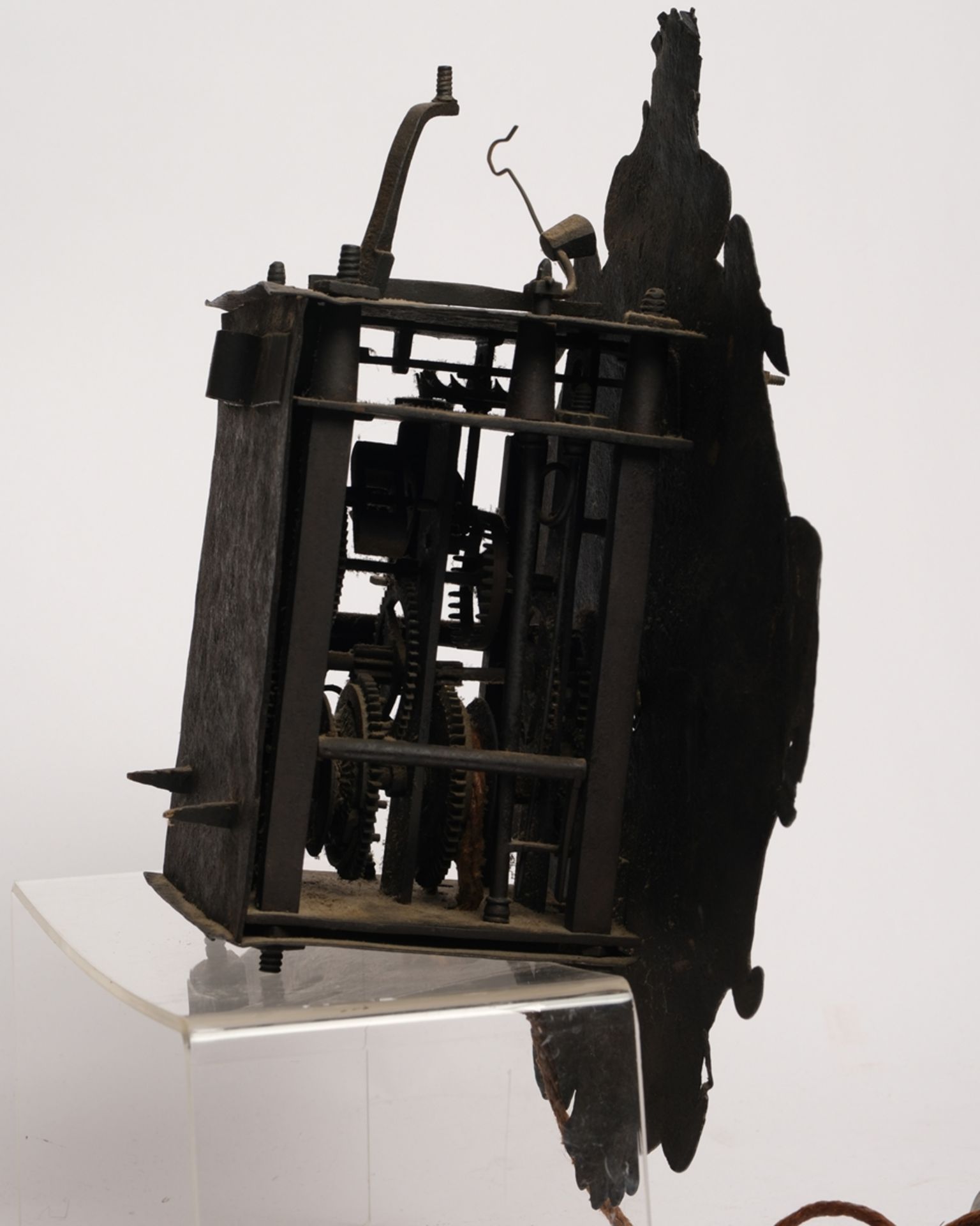 Vorderpendel-Wanduhr, süddeutsch, um 1700, Eisen, profiliertes Zifferblatt mit floraler Bemalung, 3 - Bild 2 aus 2