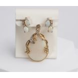 Anhänger und 1 Paar Ohrstecker, wohl 14kt Gelbgold, Opale, Diamanten, zus. ca. 9.0 g