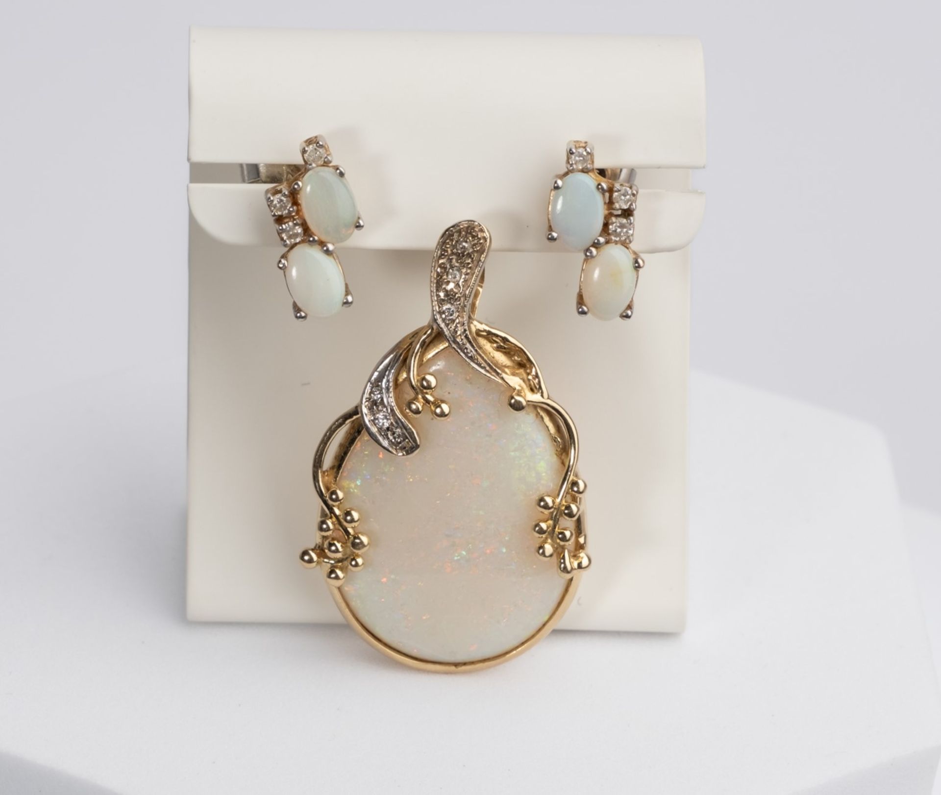 Anhänger und 1 Paar Ohrstecker, wohl 14kt Gelbgold, Opale, Diamanten, zus. ca. 9.0 g