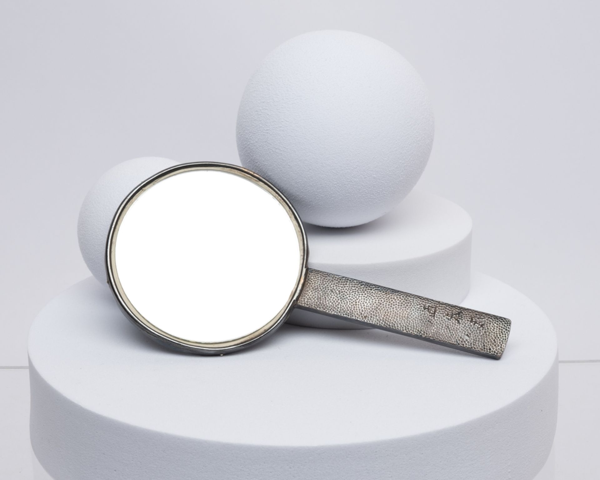 Handspiegel, Japan, Ende 19. Jh., Bronze, restversilbert, im Relief sind auf der Rückseite Ranken u - Bild 2 aus 2