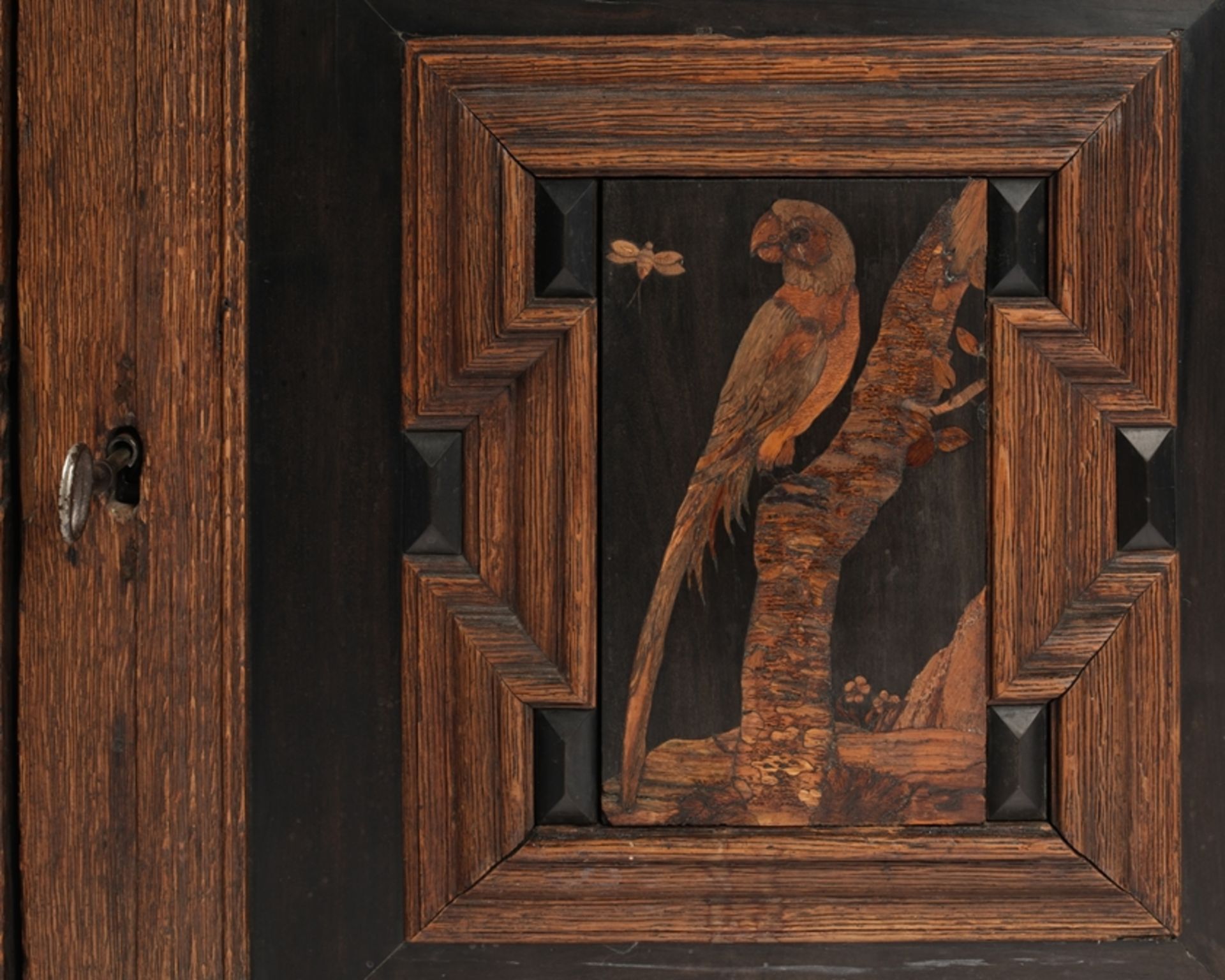 Frühbarocker Halbschrank, um 1700, Eiche, teils geschwärzte Füllungen, gerader kassettierter Korpus - Bild 4 aus 5