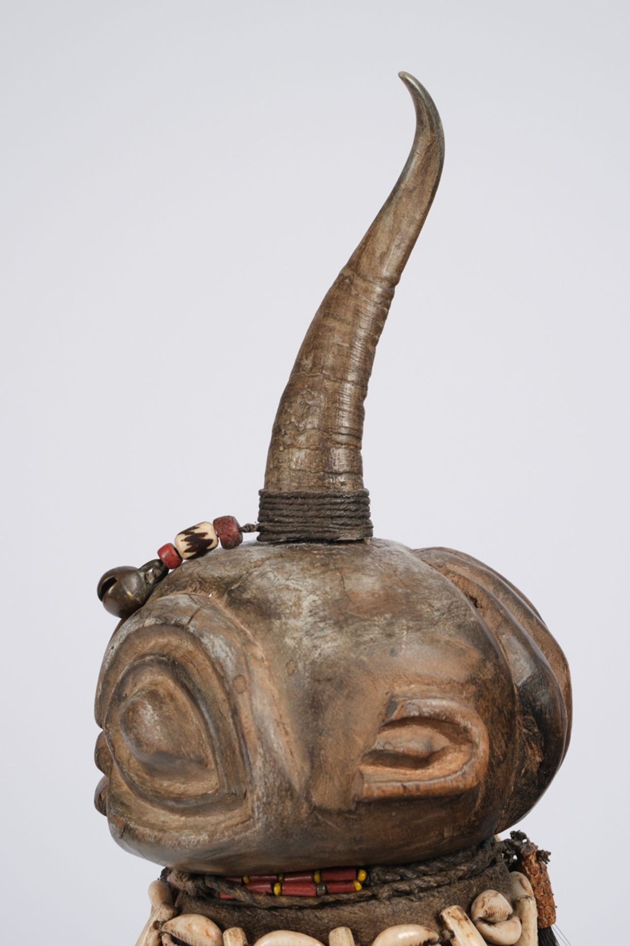 Paar Wächterfiguren, Sambia, Afrika, Holz, patiniert, kugelige Köpfe mit Hornaufsatz, die Hände vor - Bild 5 aus 5