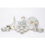 Kaffeeservice, 41-tlg., Meissen, Schwertermarke, 2. Wahl, Blume 1, u.a. gelbe und rote Rose, Goldra