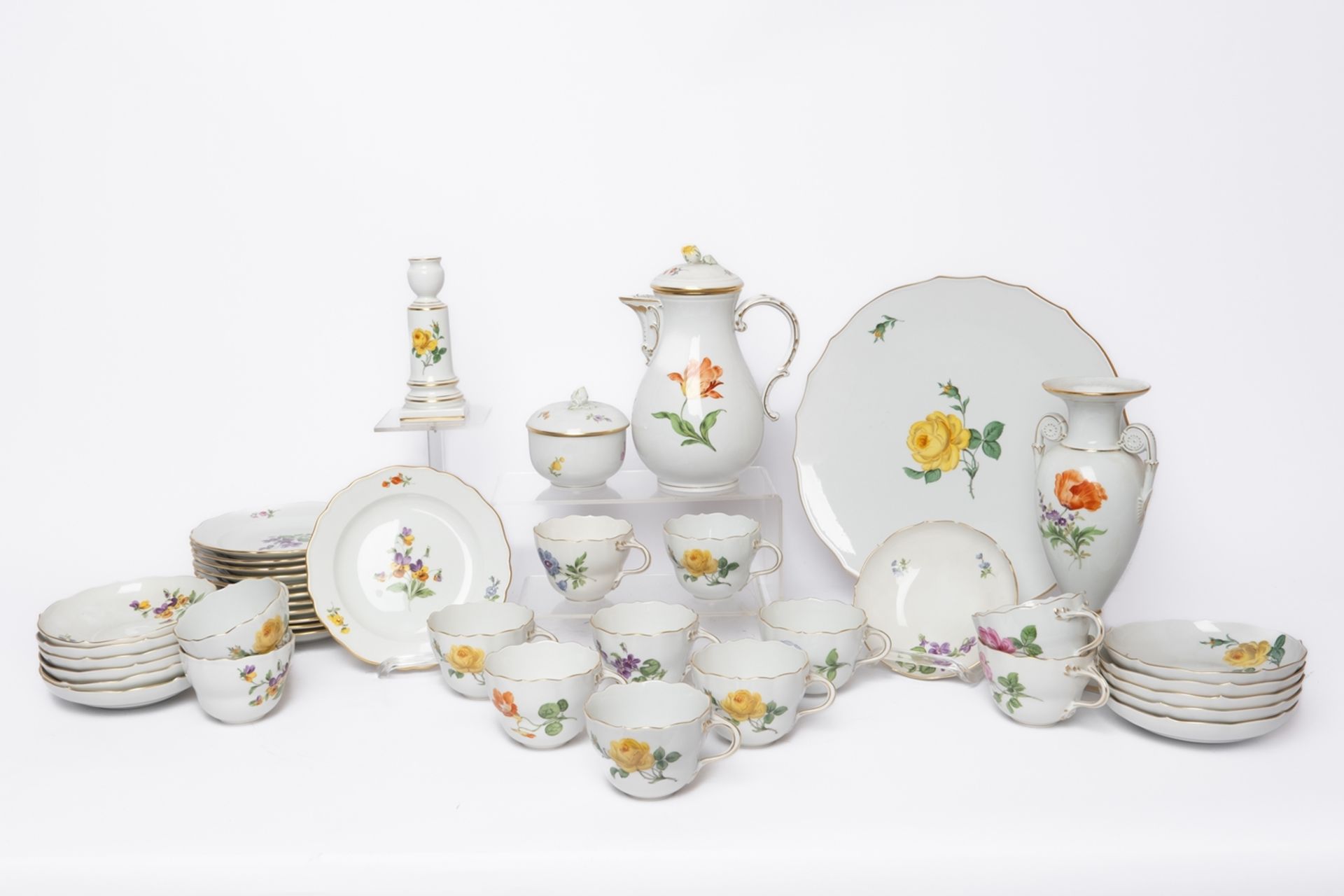 Kaffeeservice, 41-tlg., Meissen, Schwertermarke, 2. Wahl, Blume 1, u.a. gelbe und rote Rose, Goldra