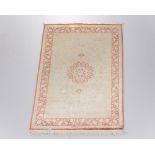 Isfahan, Iran, Seide, signiert, sehr feine Knüpfung, ca. 2.05 x 1.37 m