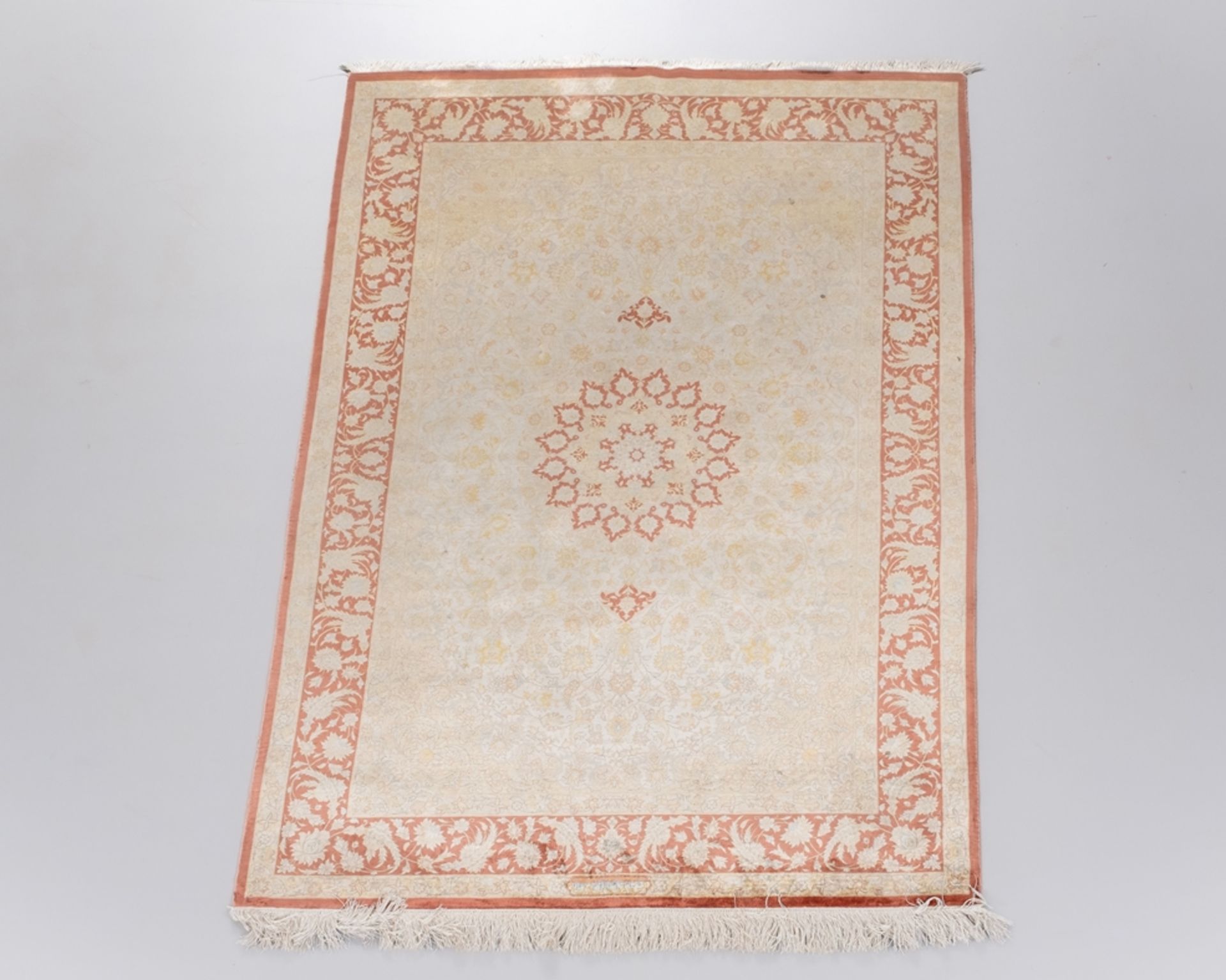 Isfahan, Iran, Seide, signiert, sehr feine Knüpfung, ca. 2.05 x 1.37 m