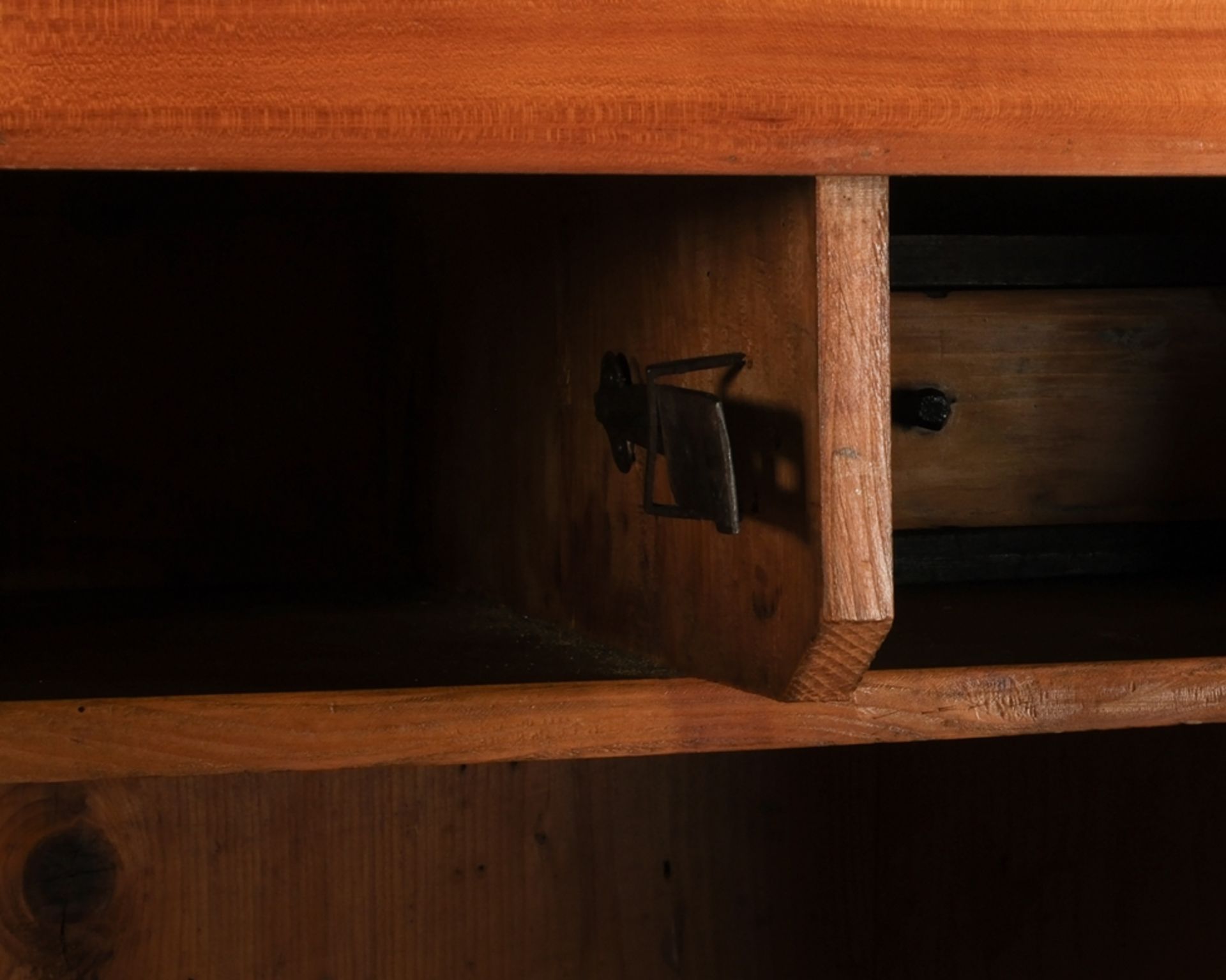Biedermeierschrank, süddt., um 1825, Kirschbaum massiv, niedriger zweitüriger Korpus mit vorkragend - Bild 4 aus 5