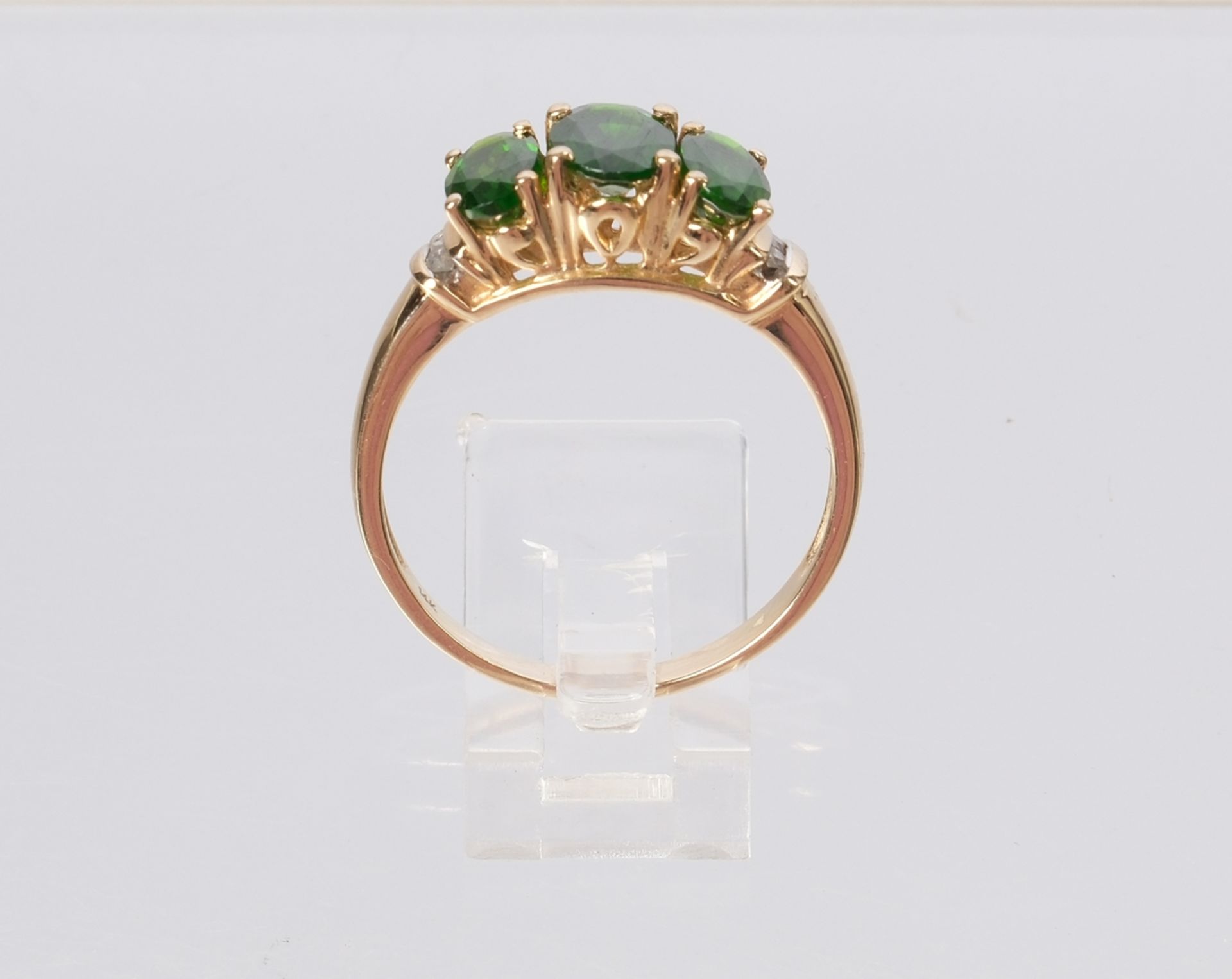 Ring, 14kt Gelbgold, 3 grüne Farbedelsteine, wohl Peridot, kleine Diamanten, ca. 3.5 g, RM 58 - Bild 3 aus 5