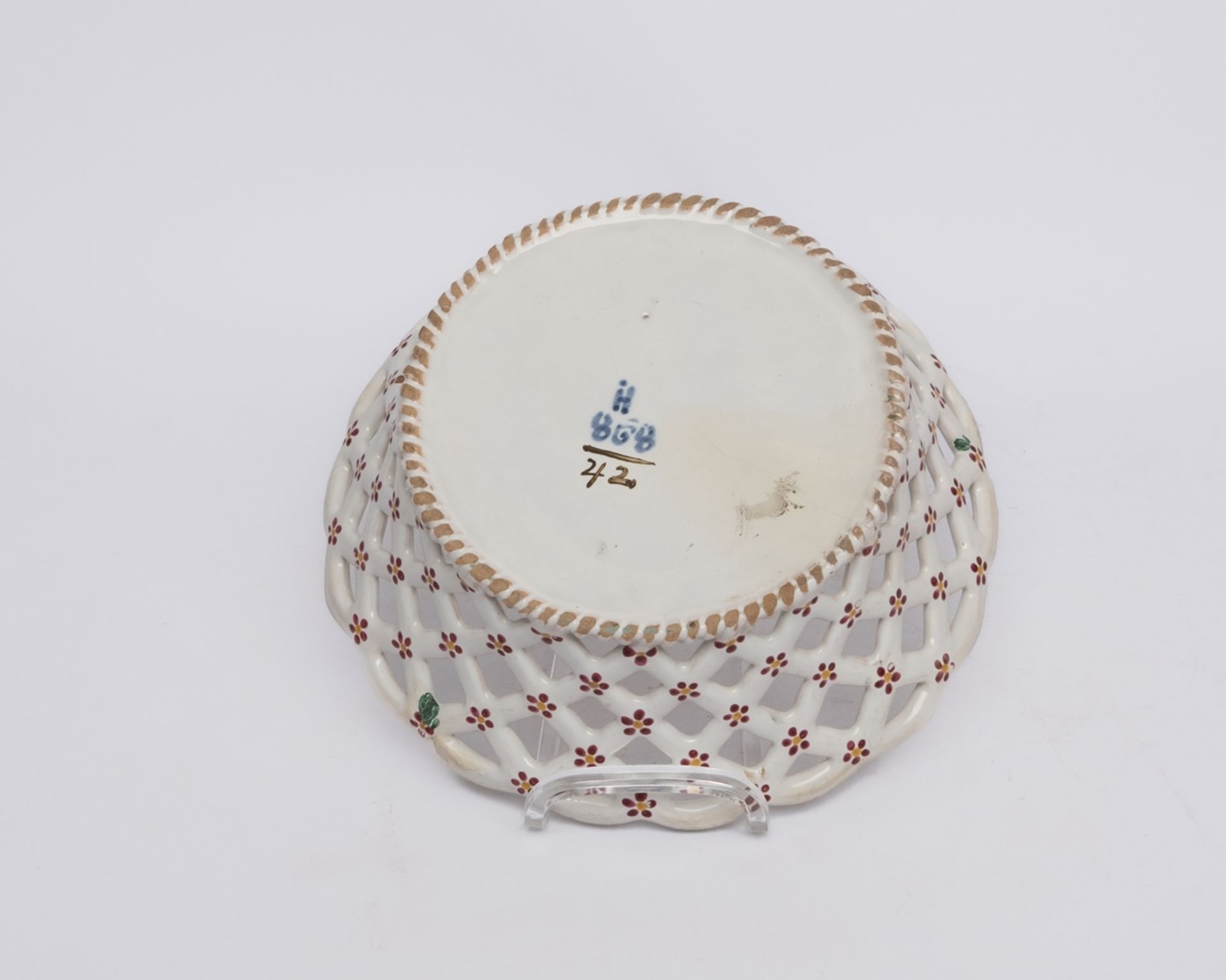 Korb, Straßburg, um 1762-70, Joseph Hannong, Fayence, farbiger Aufglasurdekor mit fleurs des Indes, - Bild 3 aus 3