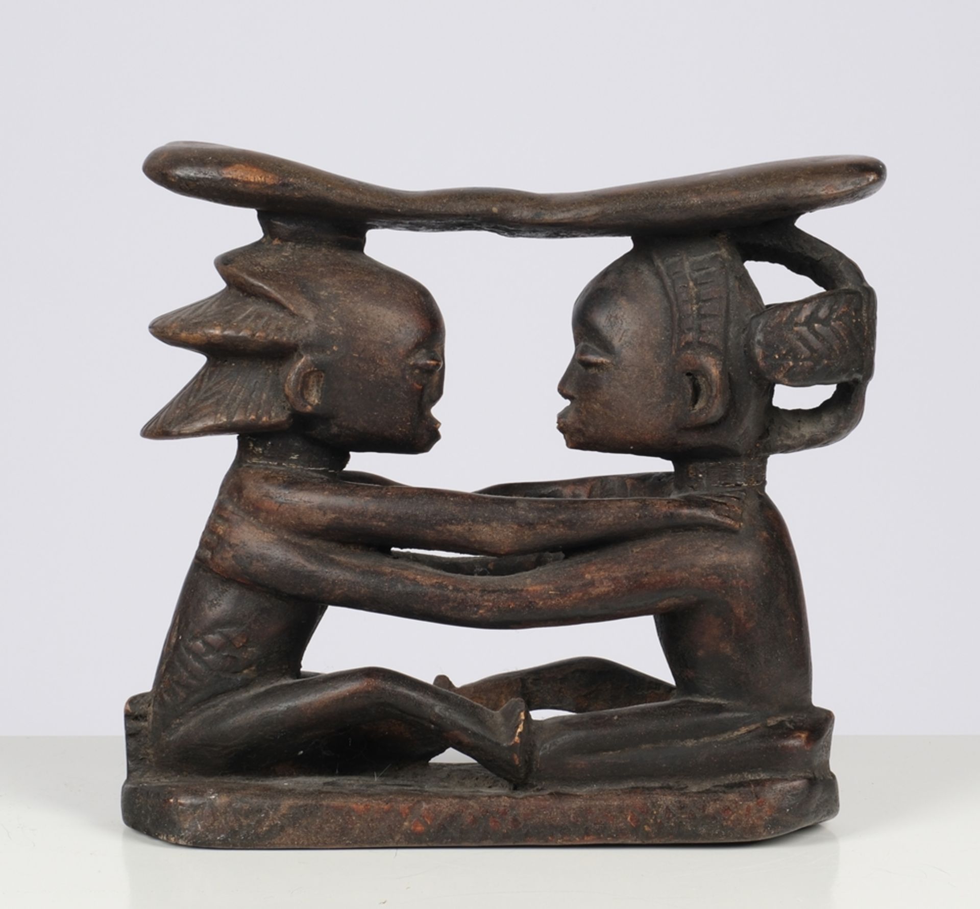 Nackenstütze, Luba, Kongo, Afrika, Holz, dunkelbraun patiniert, figural, 26.5 x 28.5 x 8 cm.