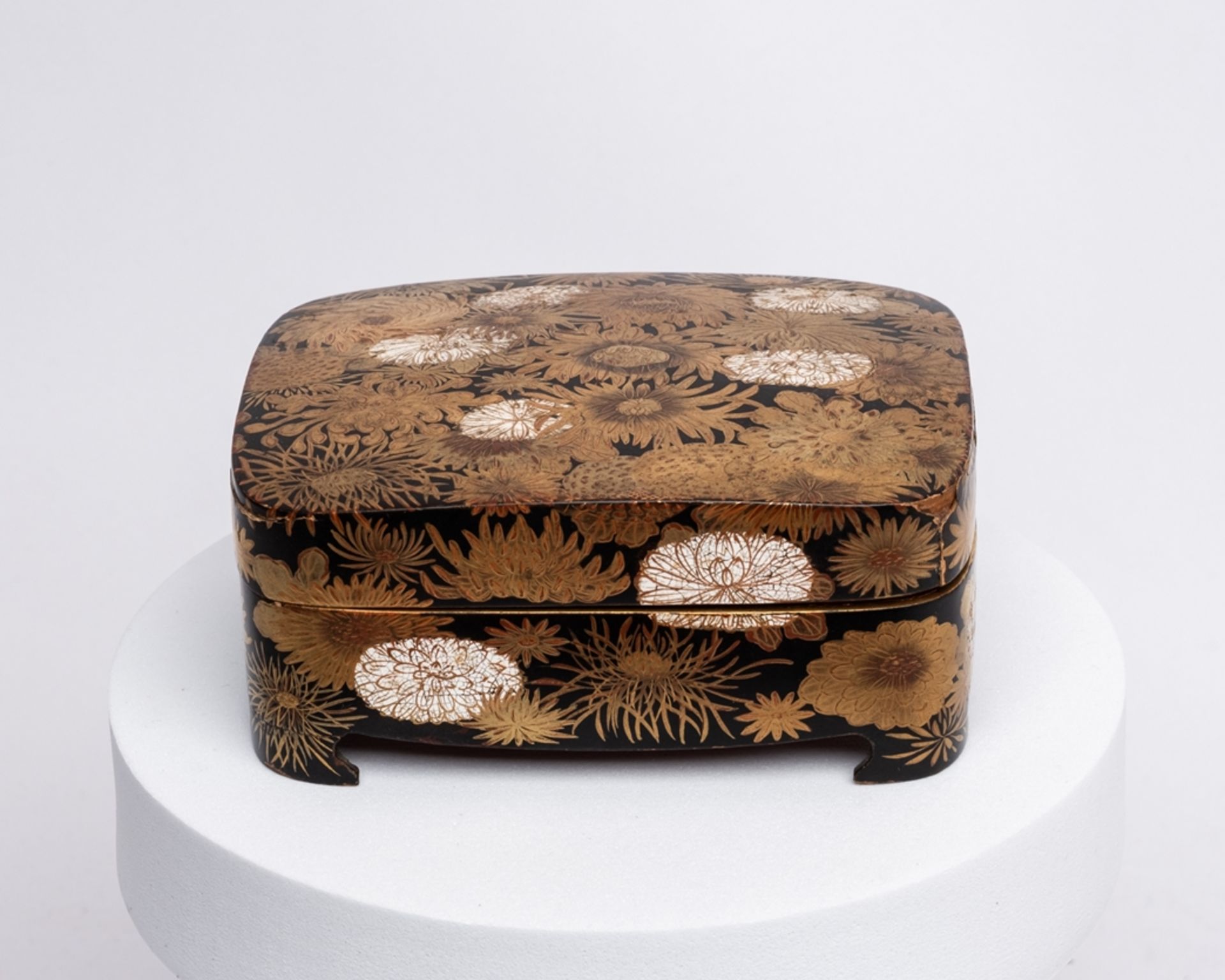 Lackdose, Japan, spätes 19. Jh., Schwarz- und Goldlack, abgerundete Rechteckform mit vier Füßen, Ch