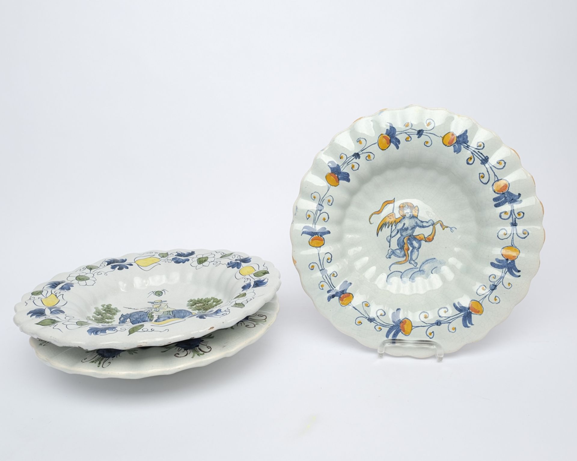 Konvolut 3 Teller und 4 Platten, Fayence, diverse Motive und Dekore, ø ca. 23-32 cm, Randabplatzung - Bild 3 aus 8