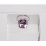 Ring, 14kt Weißgold, Kunzit ca. 14 ct., Diamanten zus. ca. 0.07 ct., etwa w/si, ca. 5.8 g, RM 55