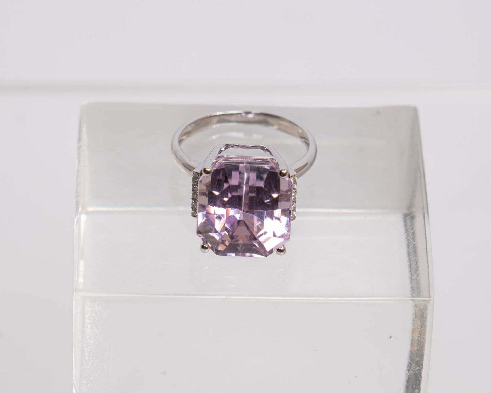 Ring, 14kt Weißgold, Kunzit ca. 14 ct., Diamanten zus. ca. 0.07 ct., etwa w/si, ca. 5.8 g, RM 55