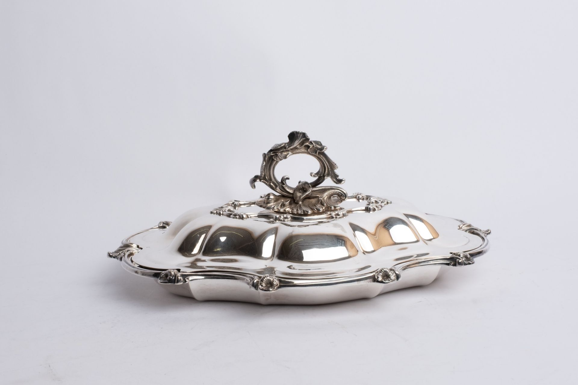 Servierdeckelschale, versilbert, Elkington & Co, um 1850, geschweifte Ovalform, Blüten und Blattwer