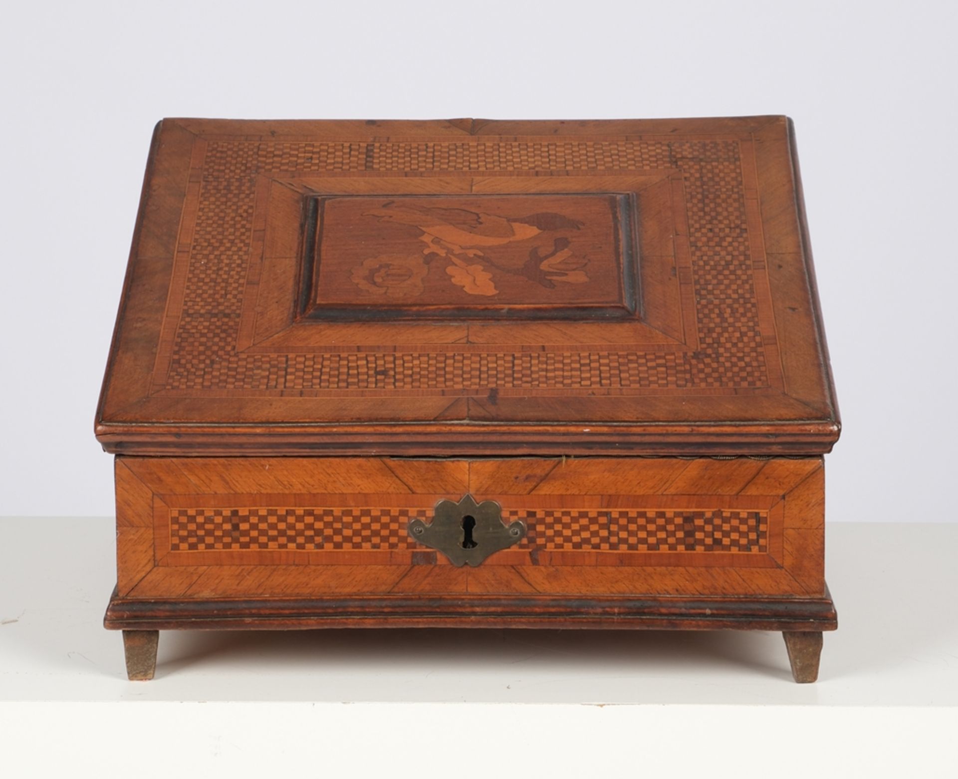 Barocke Schreibschatulle, wohl 18. Jh., Nussbaum u.a. furniert und marketiert, rechteckiger Korpus 