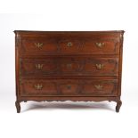 Lothringer Kommode, Frankreich, letztes Viertel 18. Jh., Eiche, dreischübiger Korpus mit gerundeten