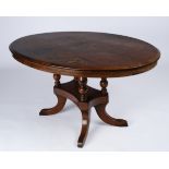 Ovaler Salontisch, 19./20. Jh., Intarsien, 56 x 118 x 81 cm, Platte mit Schadstellen