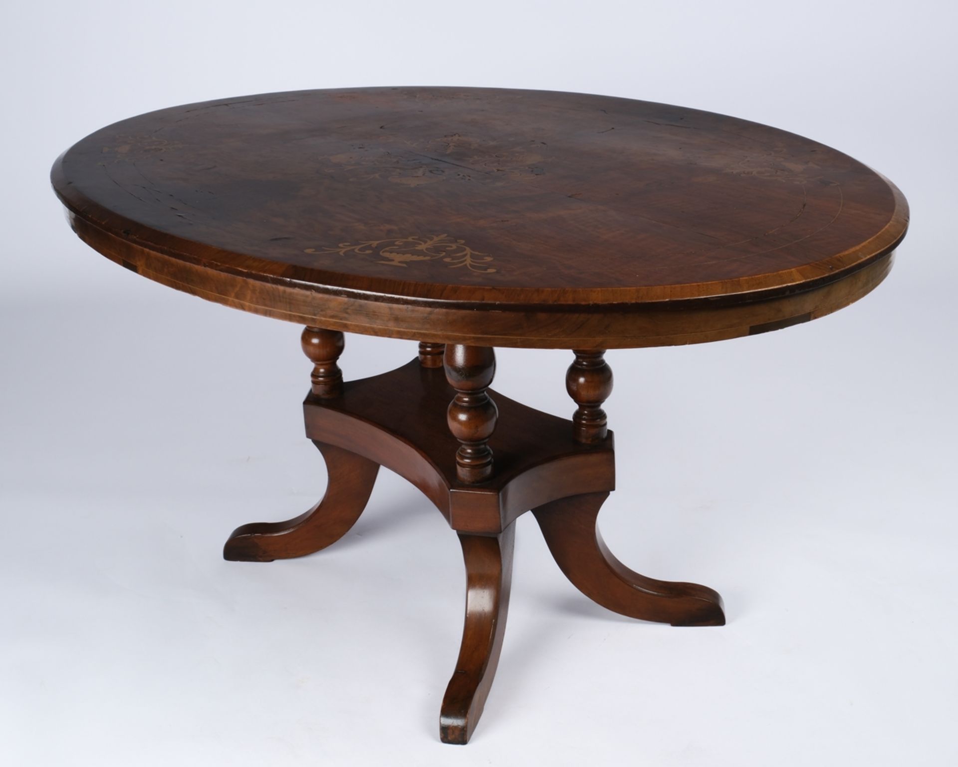 Ovaler Salontisch, 19./20. Jh., Intarsien, 56 x 118 x 81 cm, Platte mit Schadstellen