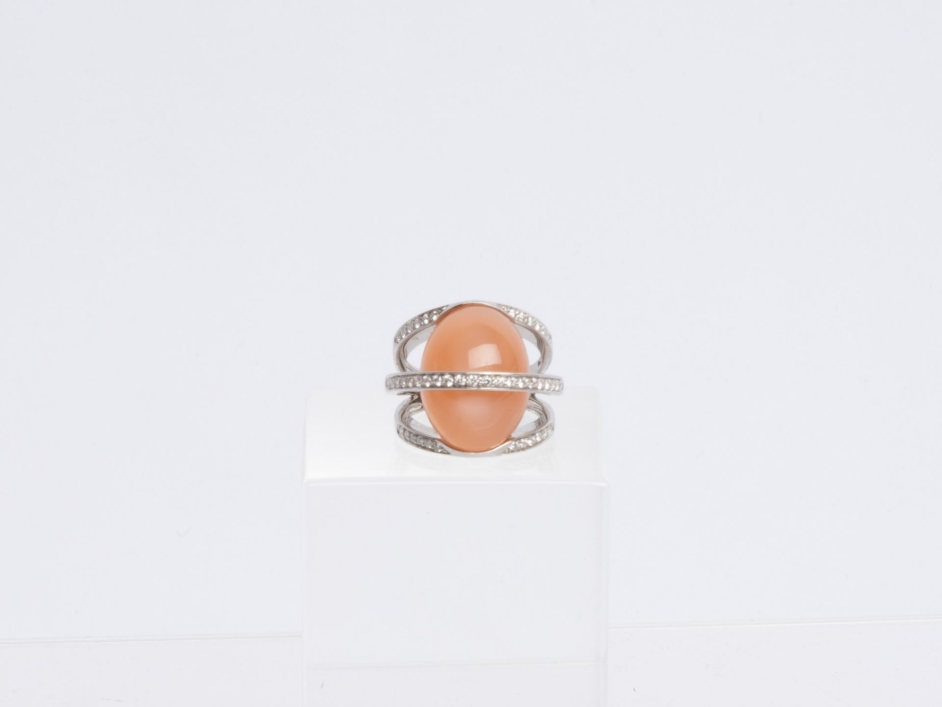 Ring, 18kt Weißgold, rosa Quarz-Cabochon, 20 x 16 mm, Brillantbesatz ca. 0.80 ct., ca. 13.5 g, RM 5