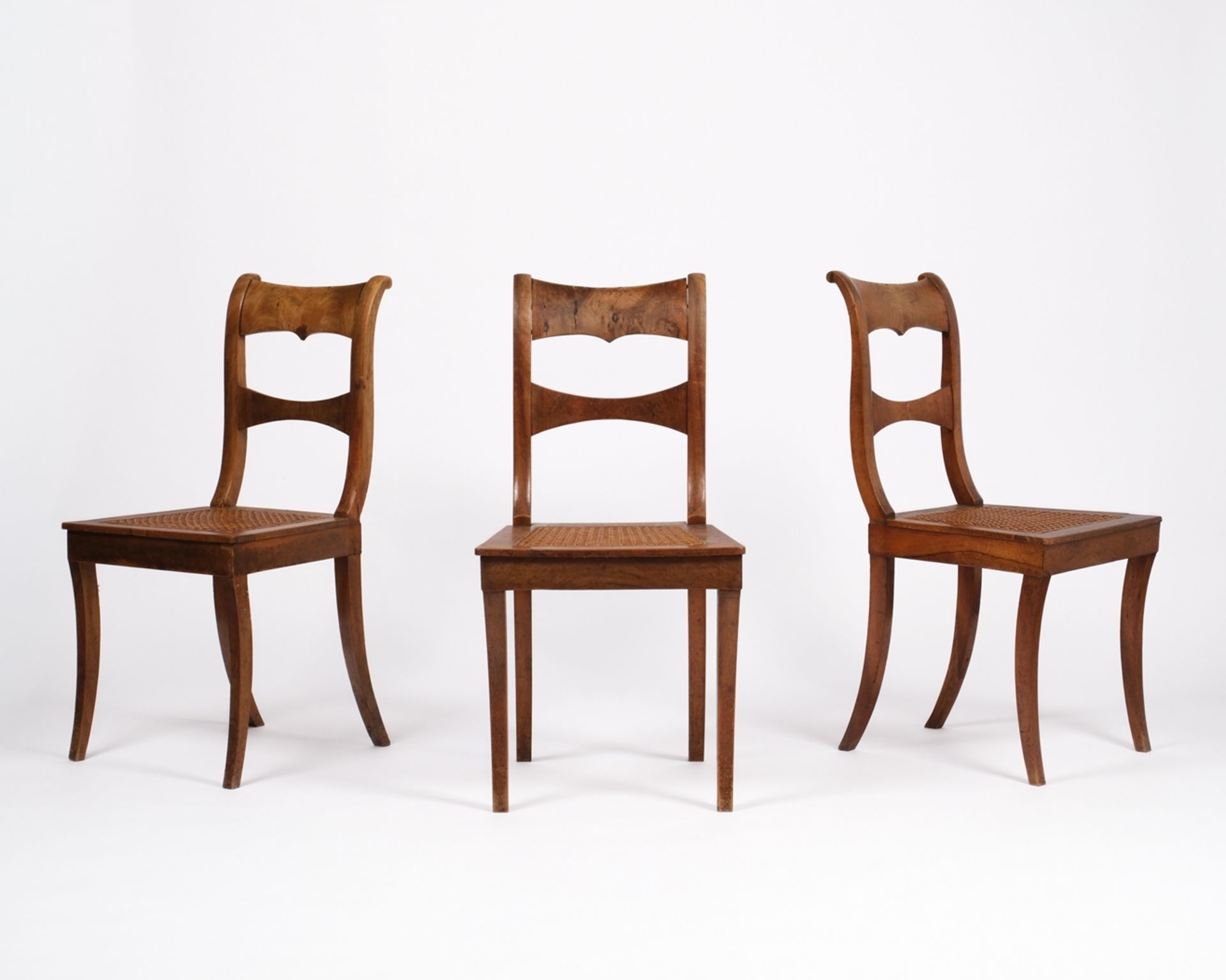 Drei Stühle des Biedermeier aus Haus Parzival, um 1830, Nussbaum massiv und furniert, Sitzfläche je - Bild 2 aus 3