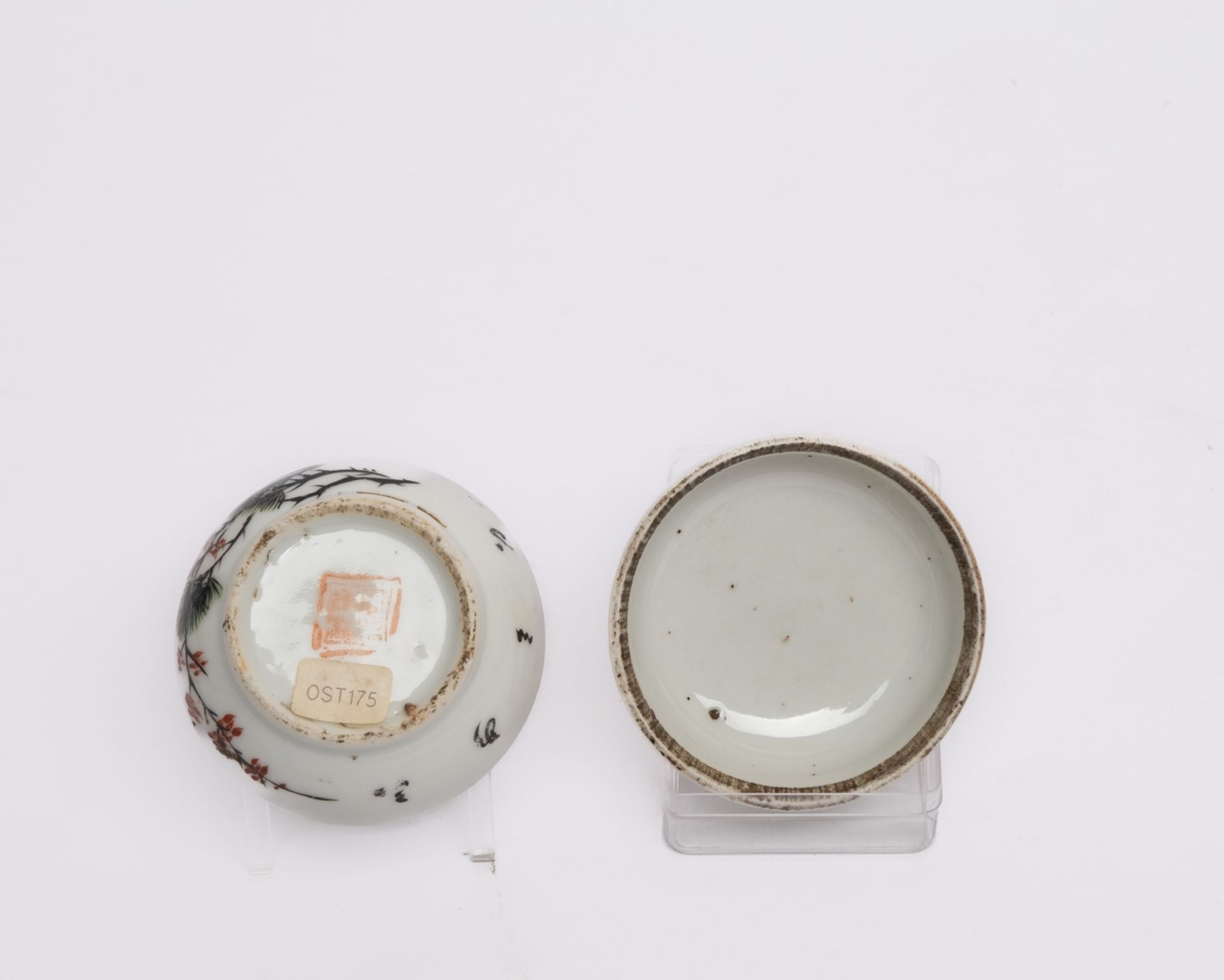 2 Deckeldosen, China, 1. Hälfte 20. Jh., Porzellan, diverse farbige Dekore, ca. 5.5 cm hoch ø ca. 7 - Bild 2 aus 6