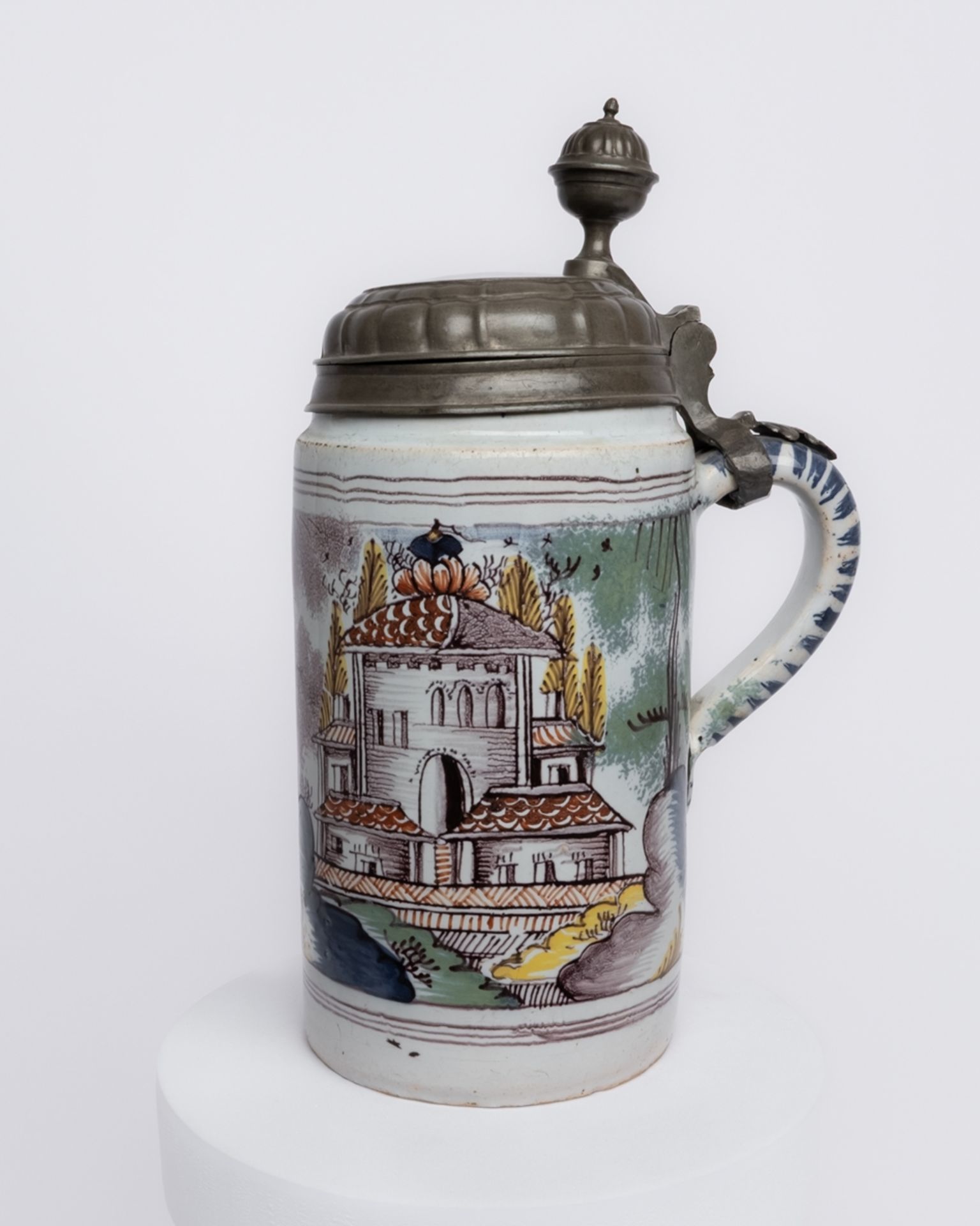 Walzenkrug, wohl Thüringen, Ende 18. Jh., Fayence, bunte Scharffeuerbemalung mit einer umlaufenden 