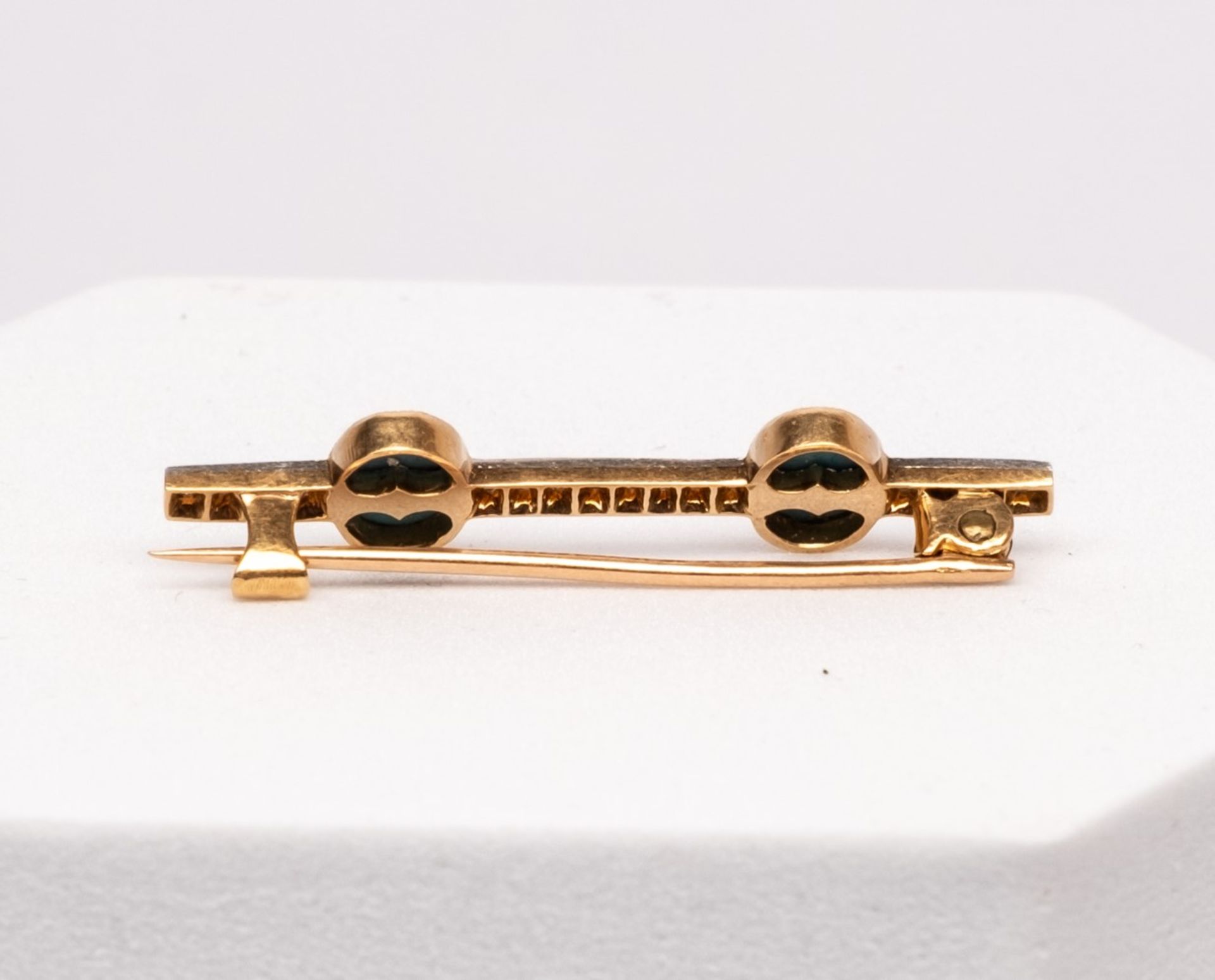 Brosche, 18kt Gelbgold und Platin, ca. 1900/1910, 2 Türkis-Cabochons, 16 kleine Diamantrosen, ca. 3 - Bild 2 aus 2