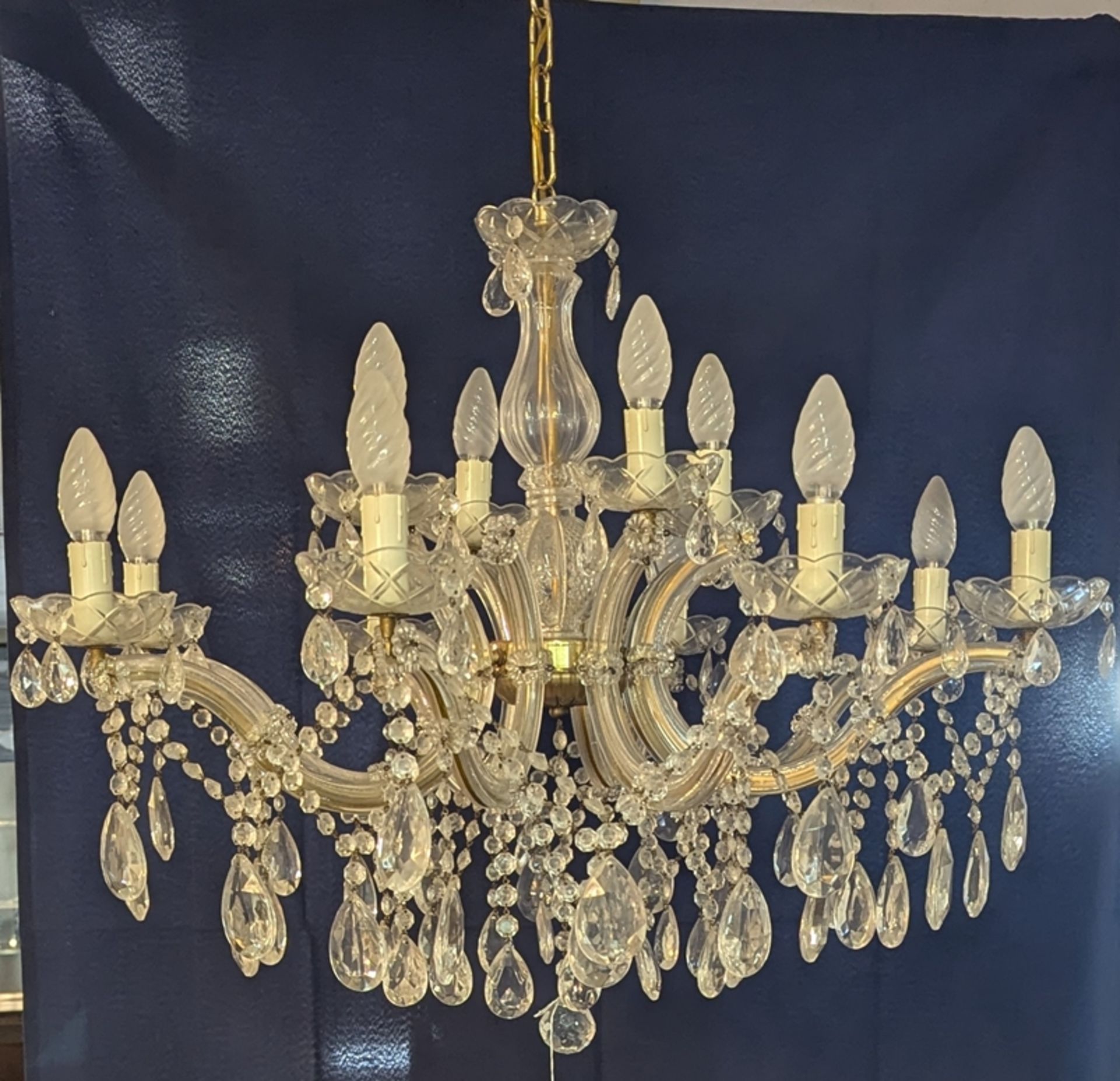 Kronleuchter, 20. Jh., Glas und Messing, 12-flammig in zwei Etagen, H. 60 cm, ø 80 cm