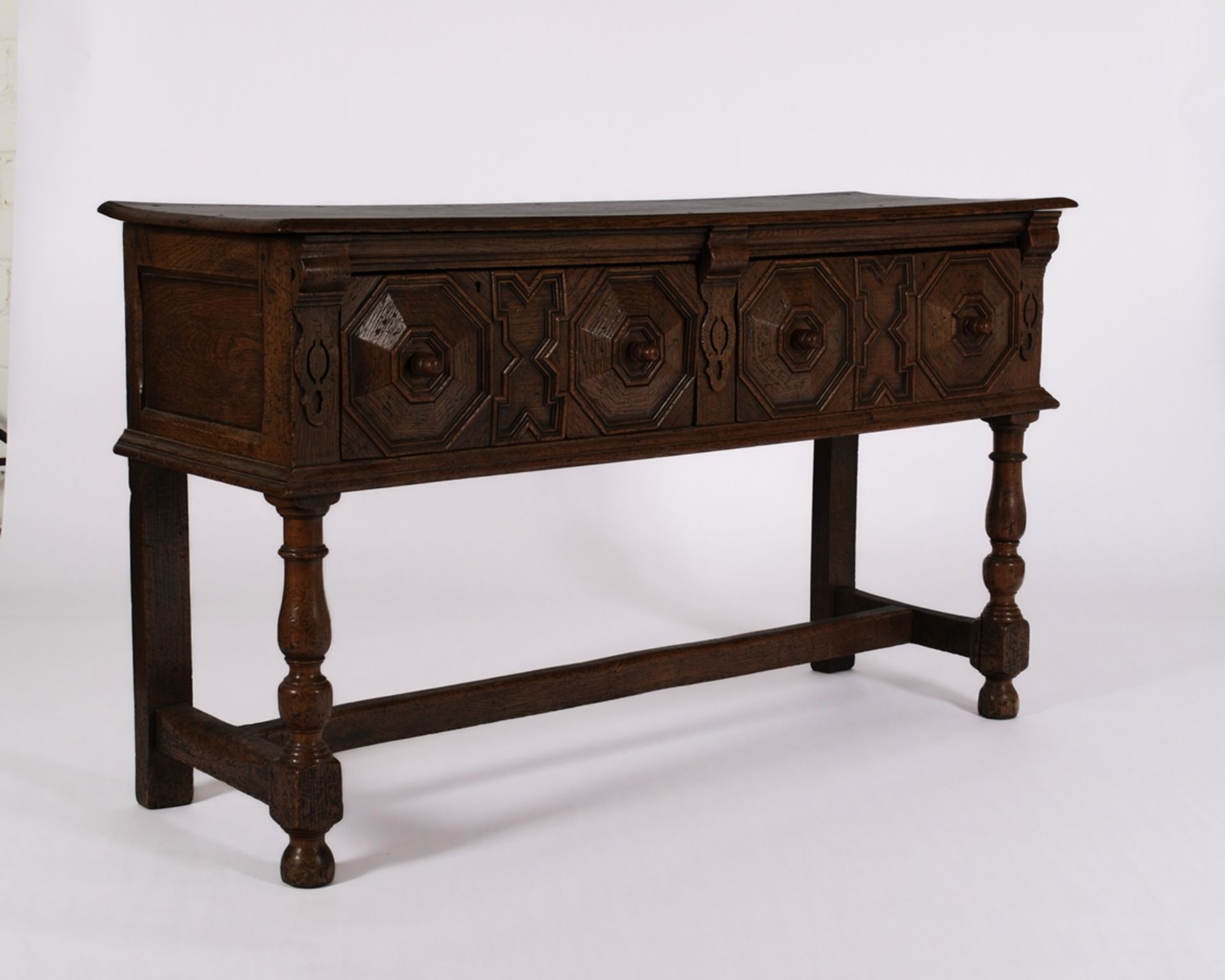 Konsoltisch oder Anrichte im Stil des spanischen Barock, 18. oder 20. Jh., Eiche, Platte mit zwei Z - Bild 2 aus 4