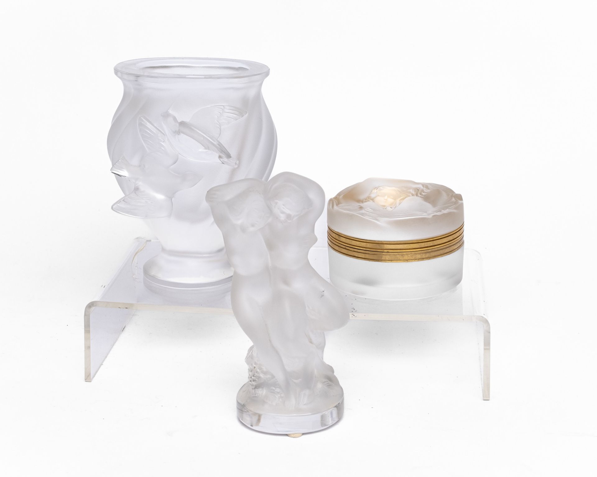 Deckeldose "Daphne", Vase "Fliegende Schwalben", Glasfigur "Faun mit weiblichem Akt", Lalique, farb