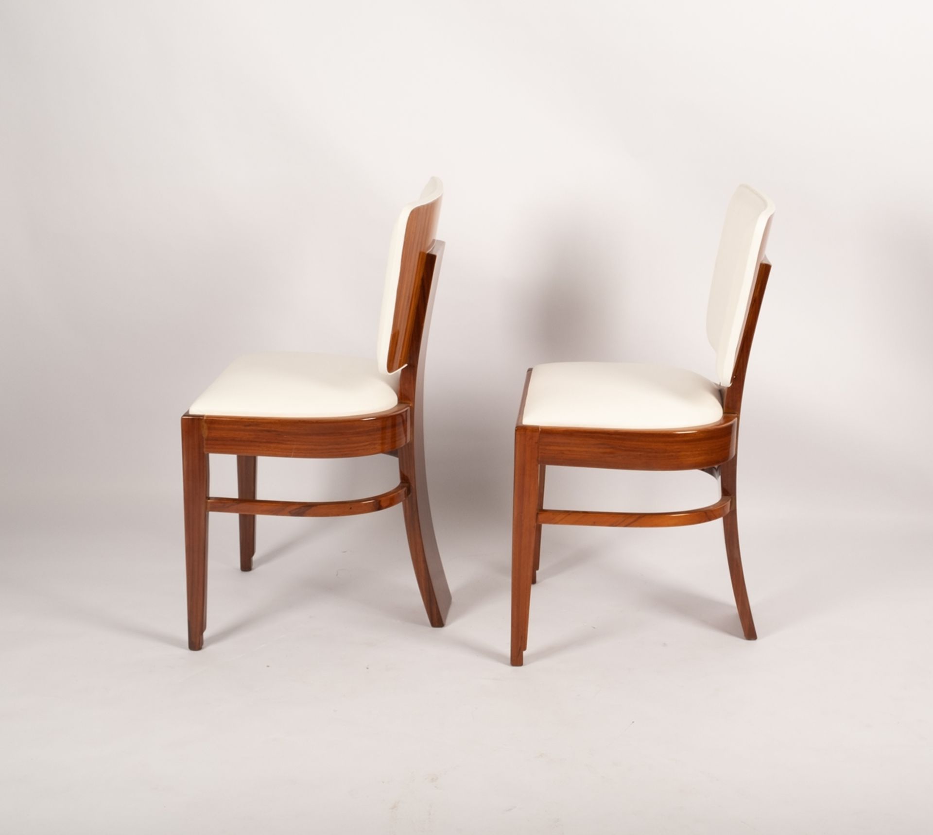 Paar Stühle, Art Déco, Nussbaum, weiße (Kunst-)Lederbezüge, H. 83.5 cm, Lackpolitur - Bild 4 aus 5