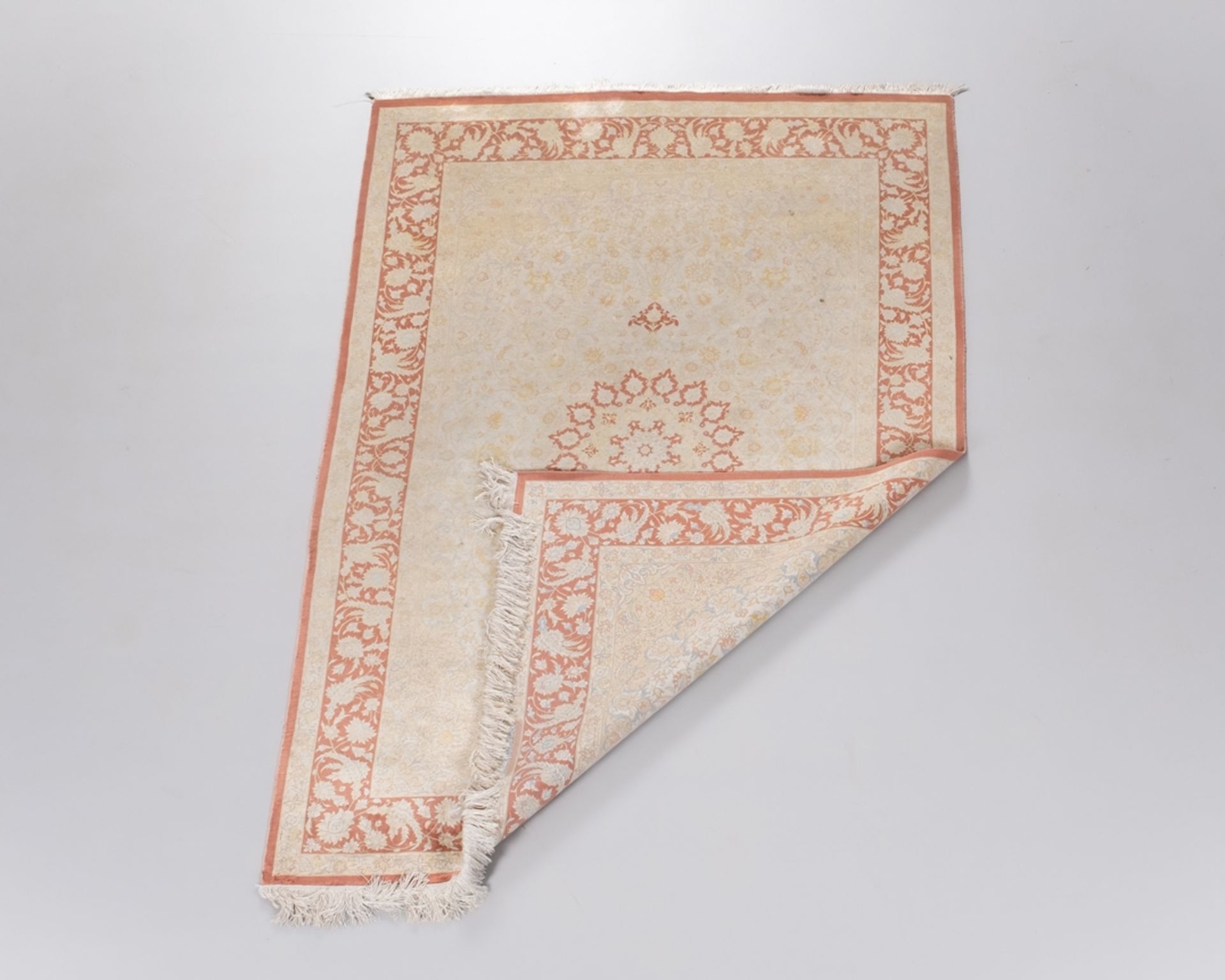 Isfahan, Iran, Seide, signiert, sehr feine Knüpfung, ca. 2.05 x 1.37 m - Bild 3 aus 3