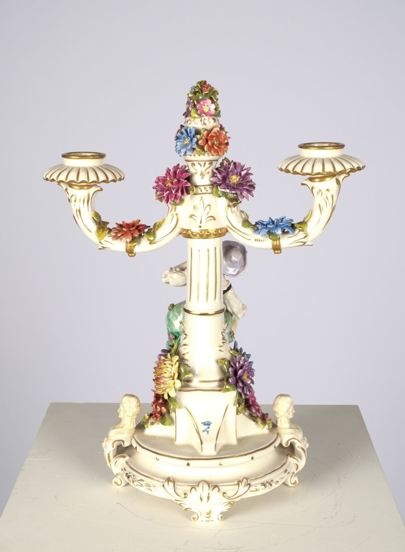 Figurenleuchter, "Gärtnerin", Volkstedt, Ackermann & Fritze, polychrom und goldstaffiert, auf runde - Bild 3 aus 4