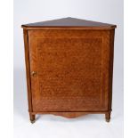 Encoignure / Eckschrank im Stil Louis XVI, Frankreich, 19. Jh., halbhoher eintüriger Korpus frontal