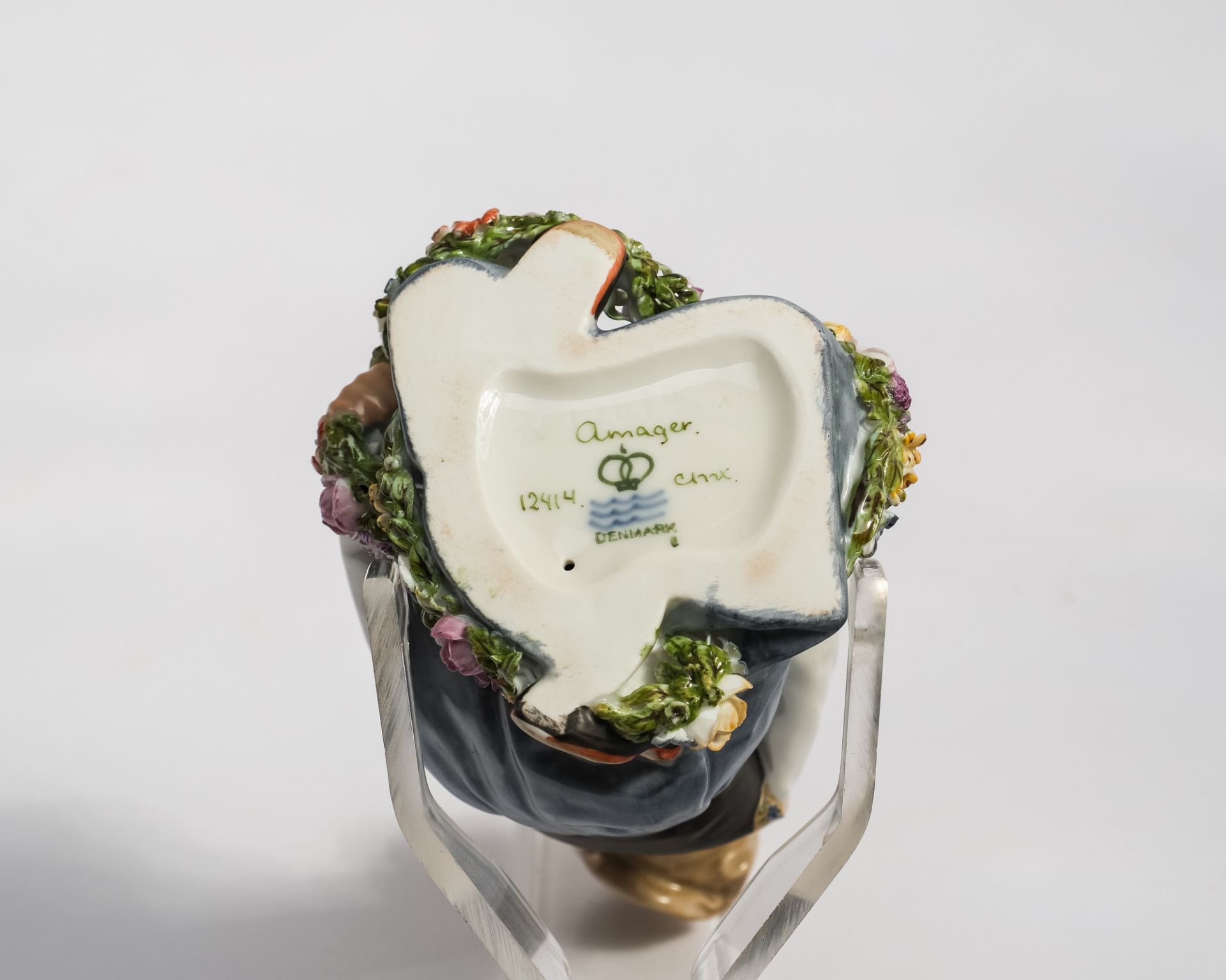 Porzellanfigur, "Junge von Amager", Royal Kopenhagen, Modellnummer 12414, polychrom und goldstaffie - Bild 5 aus 5